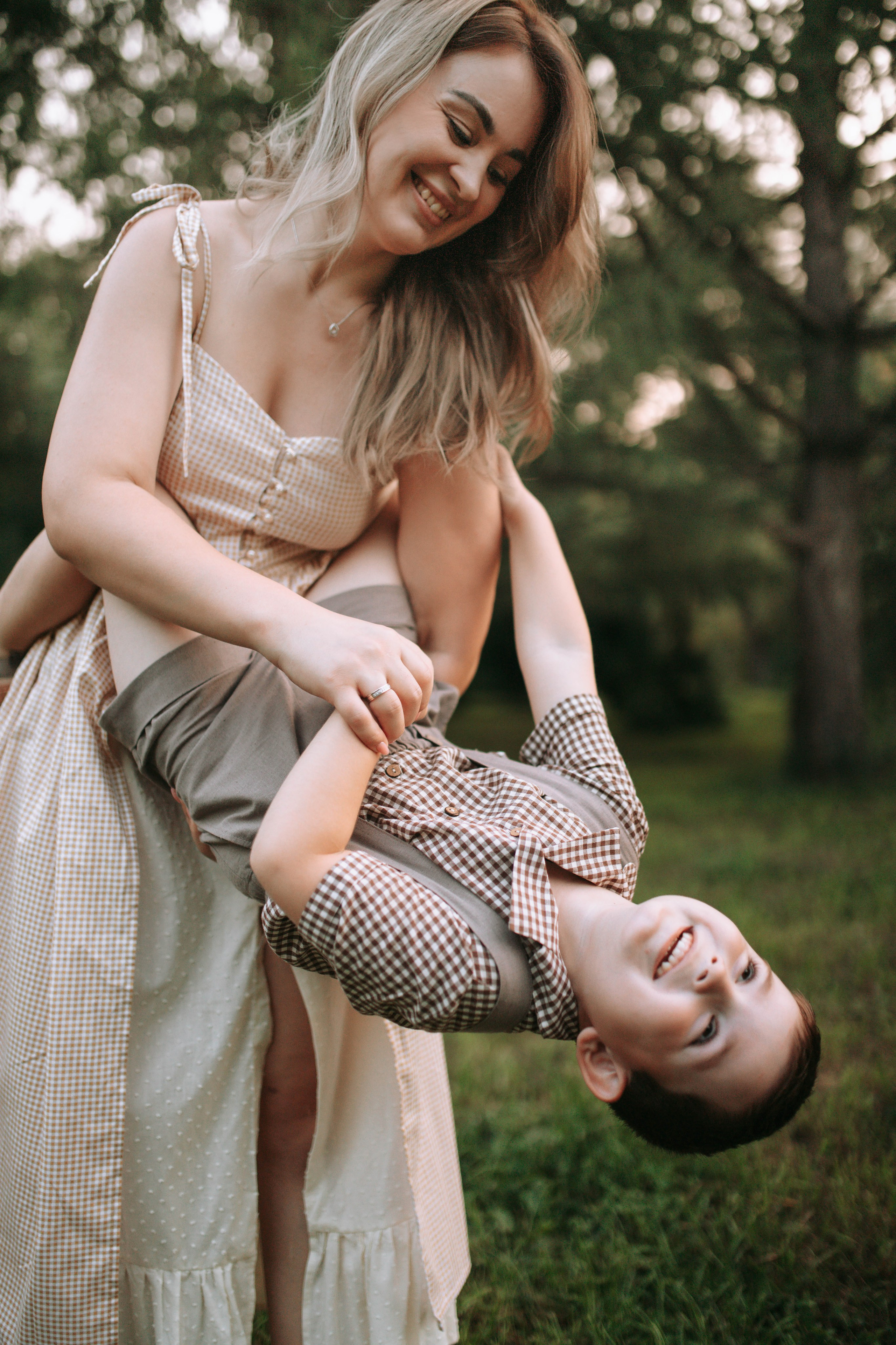 Весёлая прогулка вместе с мамой. Свадебный и семейный фотограф в Нижнем Новгороде