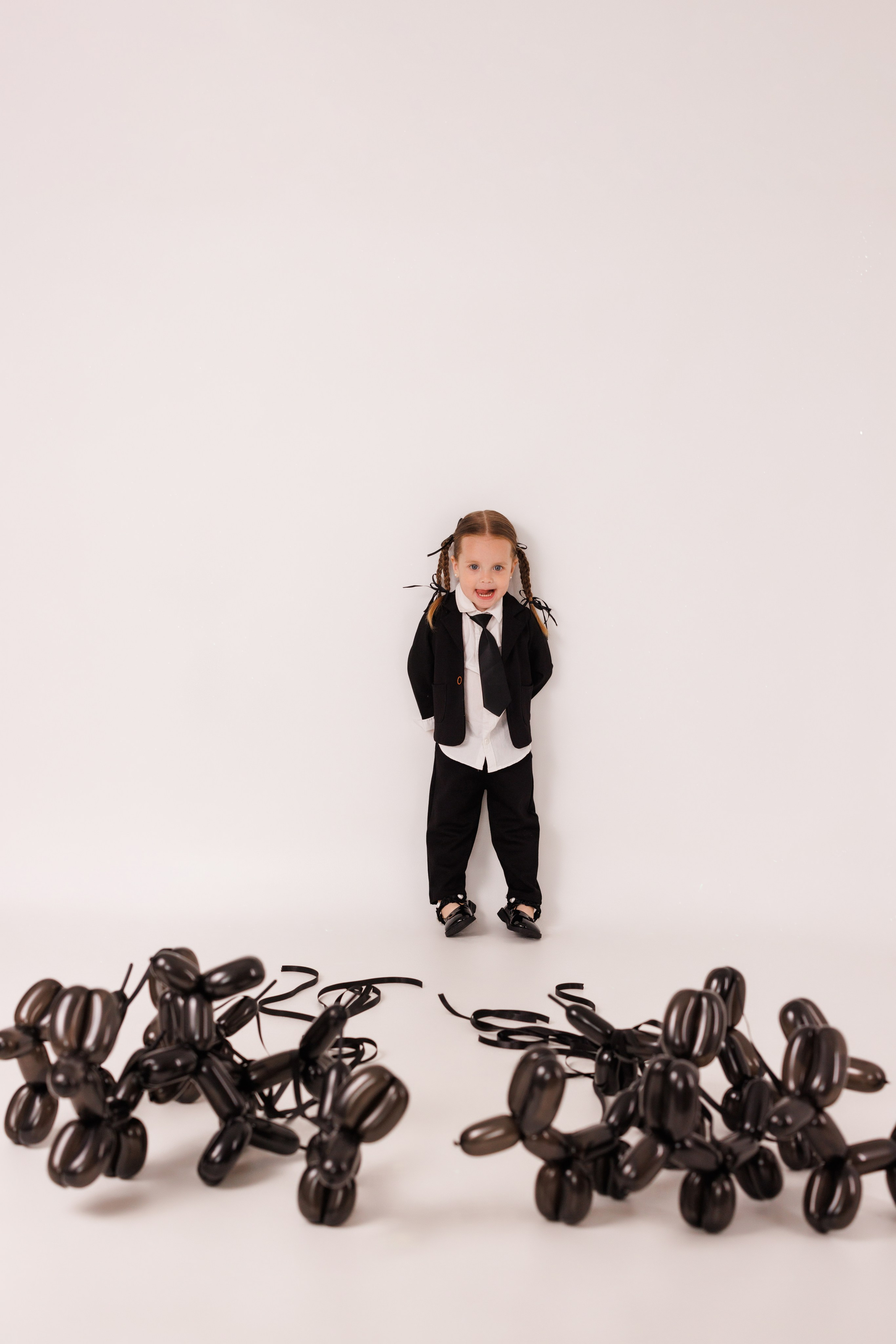 Стильная детская фотосессия с собачками из шариков, для девочек и мальчиков. Семейный и детский фотограф в Краснодаре Анна Трашкова