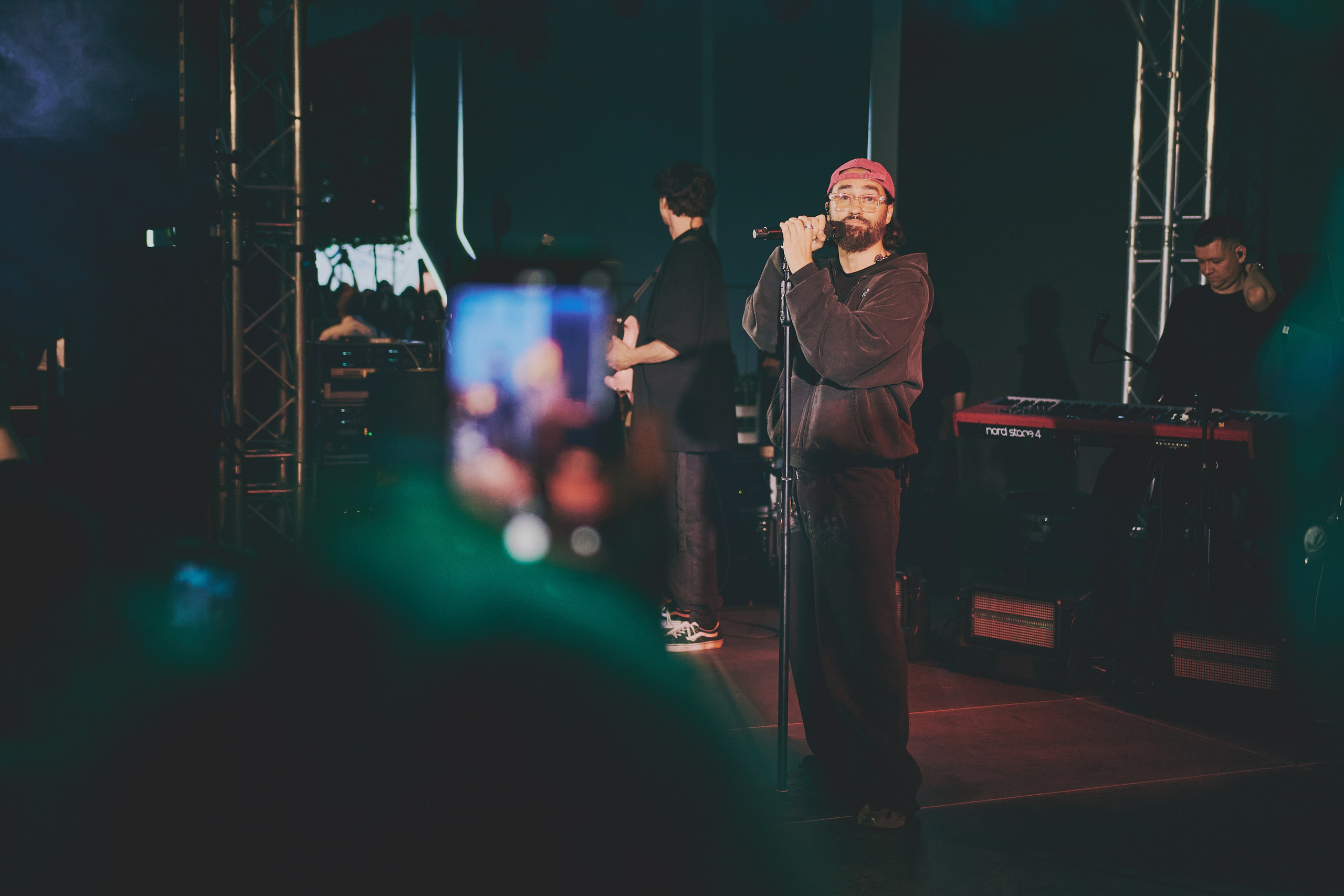 Съёмка с концерта МОТа: толпа фанатов и артист. Шилов Арсений — репортажный фотограф в Москве