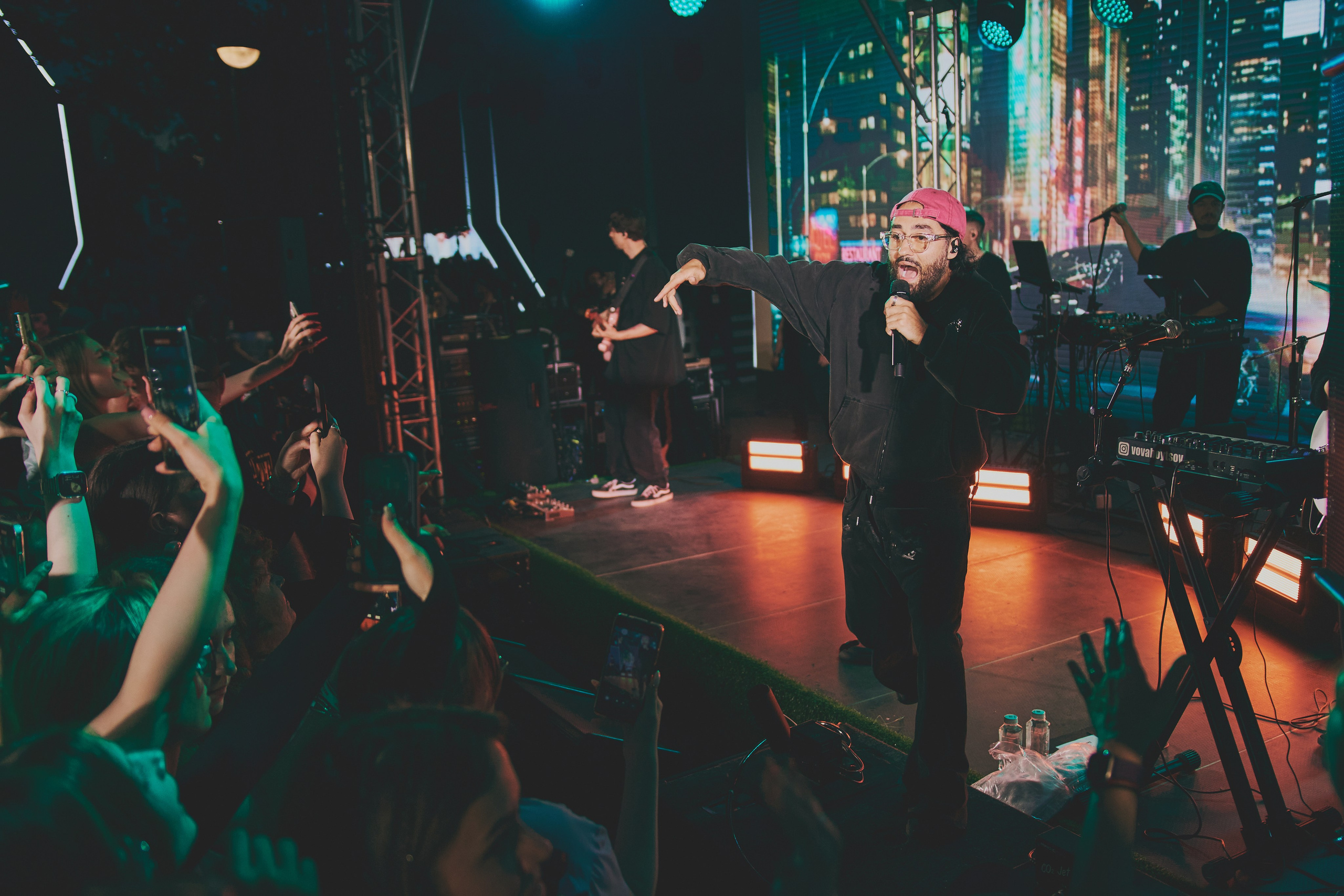 Съёмка с концерта МОТа: толпа фанатов и артист. Шилов Арсений — репортажный фотограф в Москве