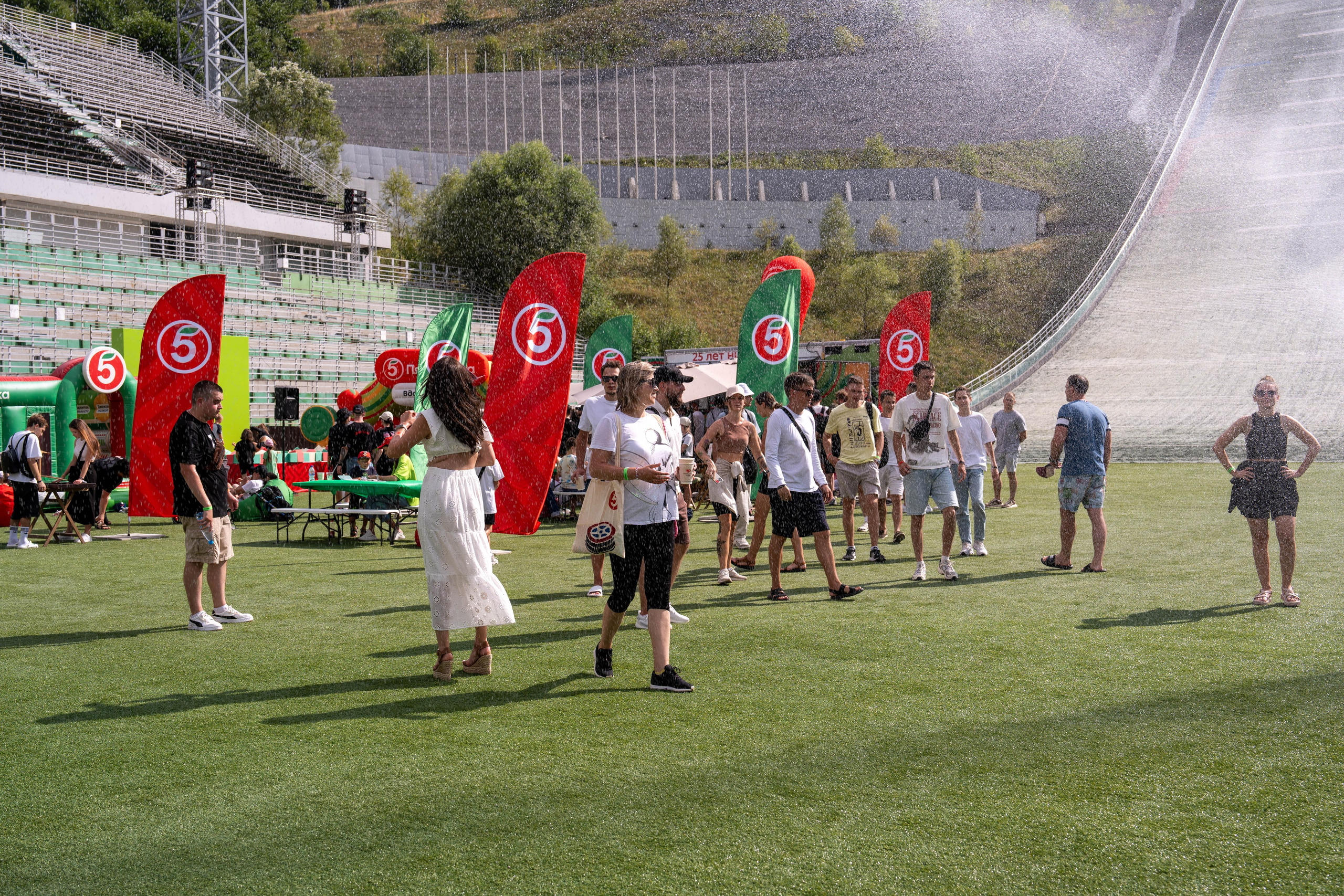 Фотоотчет партнеской интеграции для сети «Пятерочка» на фестивале «Grounded». Репортажный фотограф в Красной Поляне и Сочи Павлюченко Екатерина