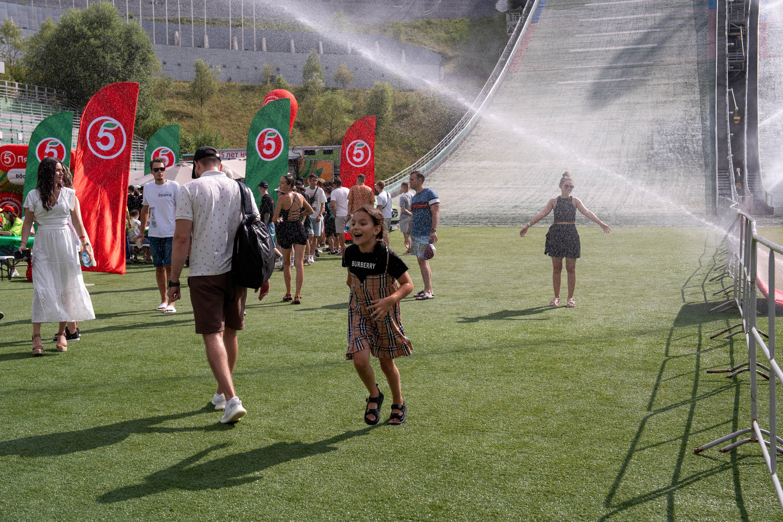 Фотоотчет партнеской интеграции для сети «Пятерочка» на фестивале «Grounded». Репортажный фотограф в Красной Поляне и Сочи Павлюченко Екатерина
