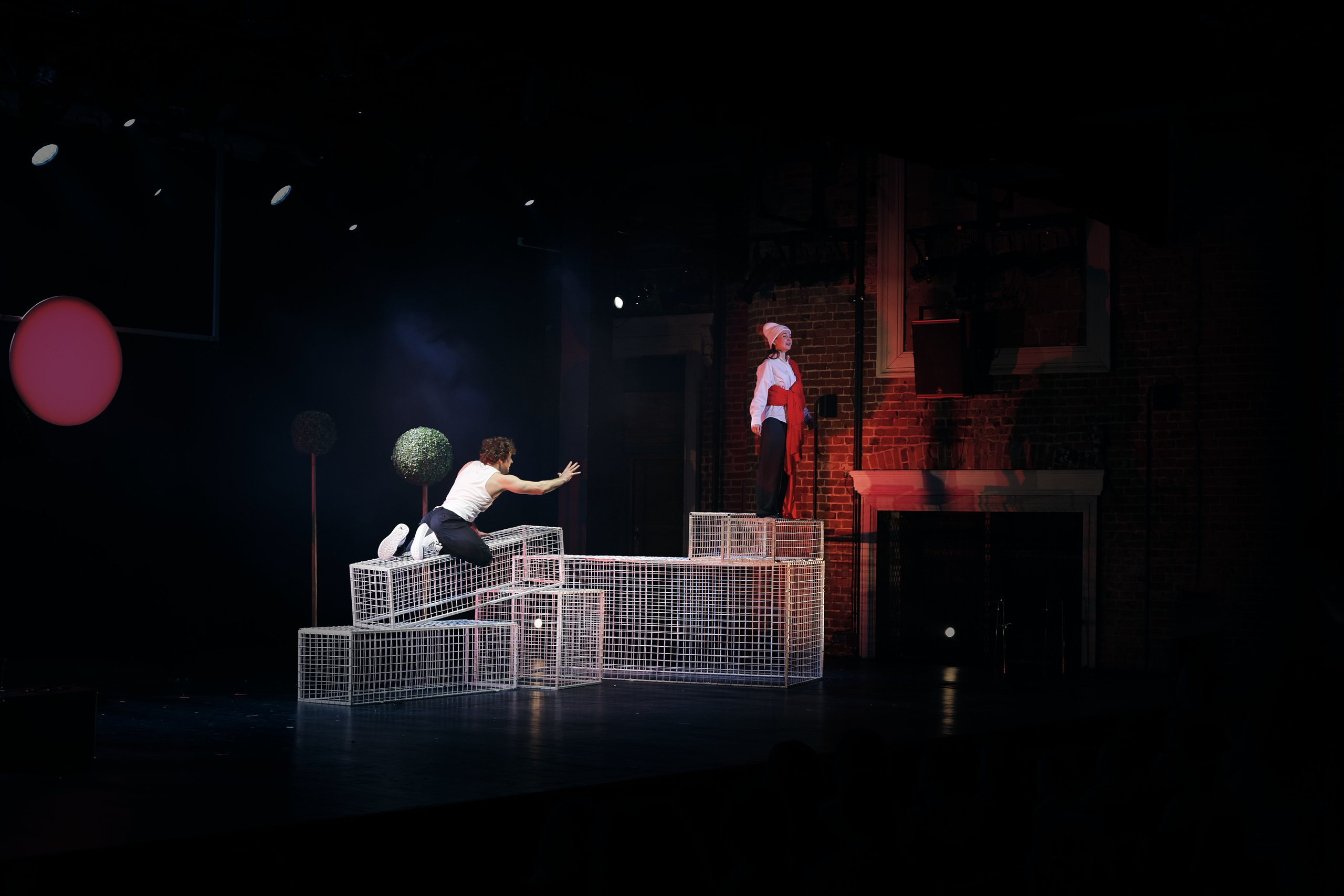 Спектакль «Дикарь», Театр «Сначала-Сначала театр» (цвет). Наталья Алексеенко. Фотохудожник в Москве. Репортаж, портрет, стрит