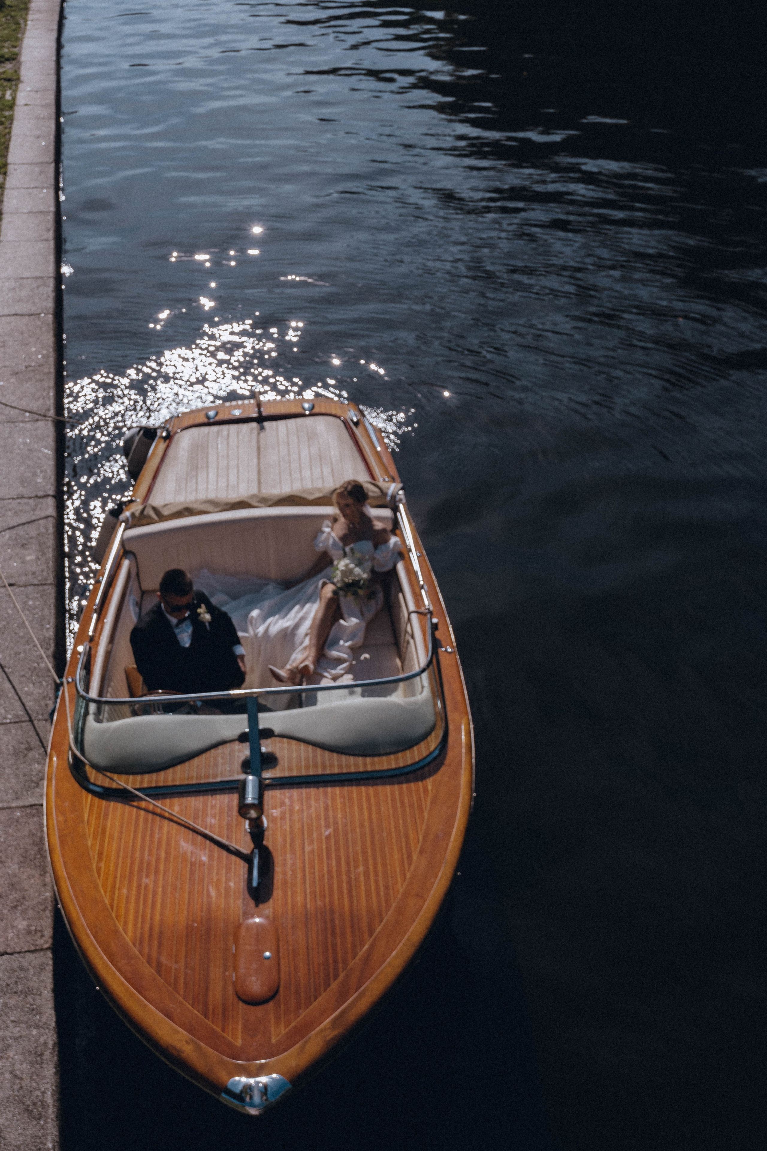 СВАДЕНБНАЯ СЬЕМКА НА КАТЕРЕ ПО КАНАЛАМ САНКТ-ПЕТЕРБУРГА И В АКВАТОРИИ НЕВЫ. Профессиональный фотограф, Санкт-Петербург — Виктория Богомолова