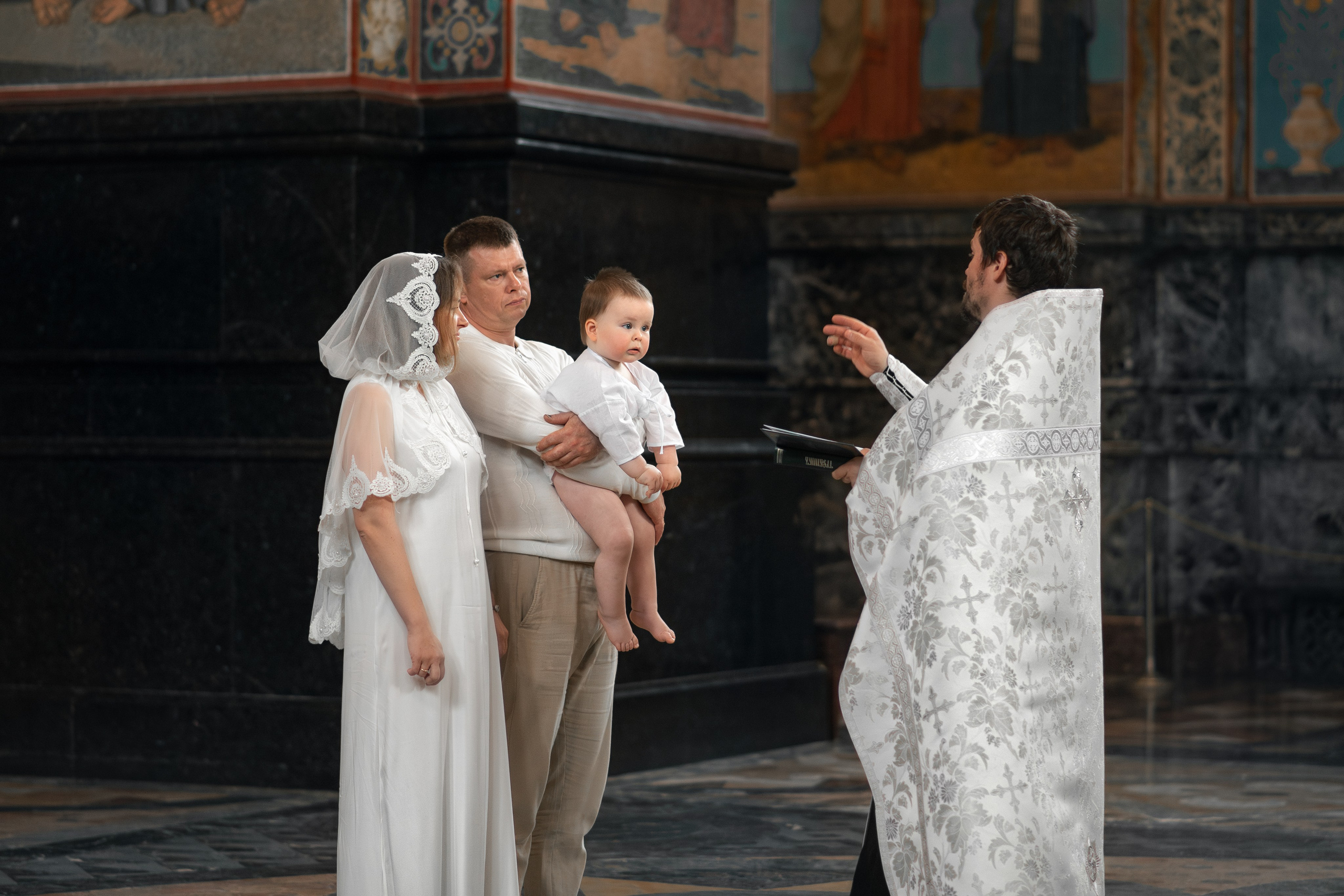 Таинство крещения в Спасе на Крови. Фотограф на крещение и венчание, семейный фотограф в Санкт-Петербурге