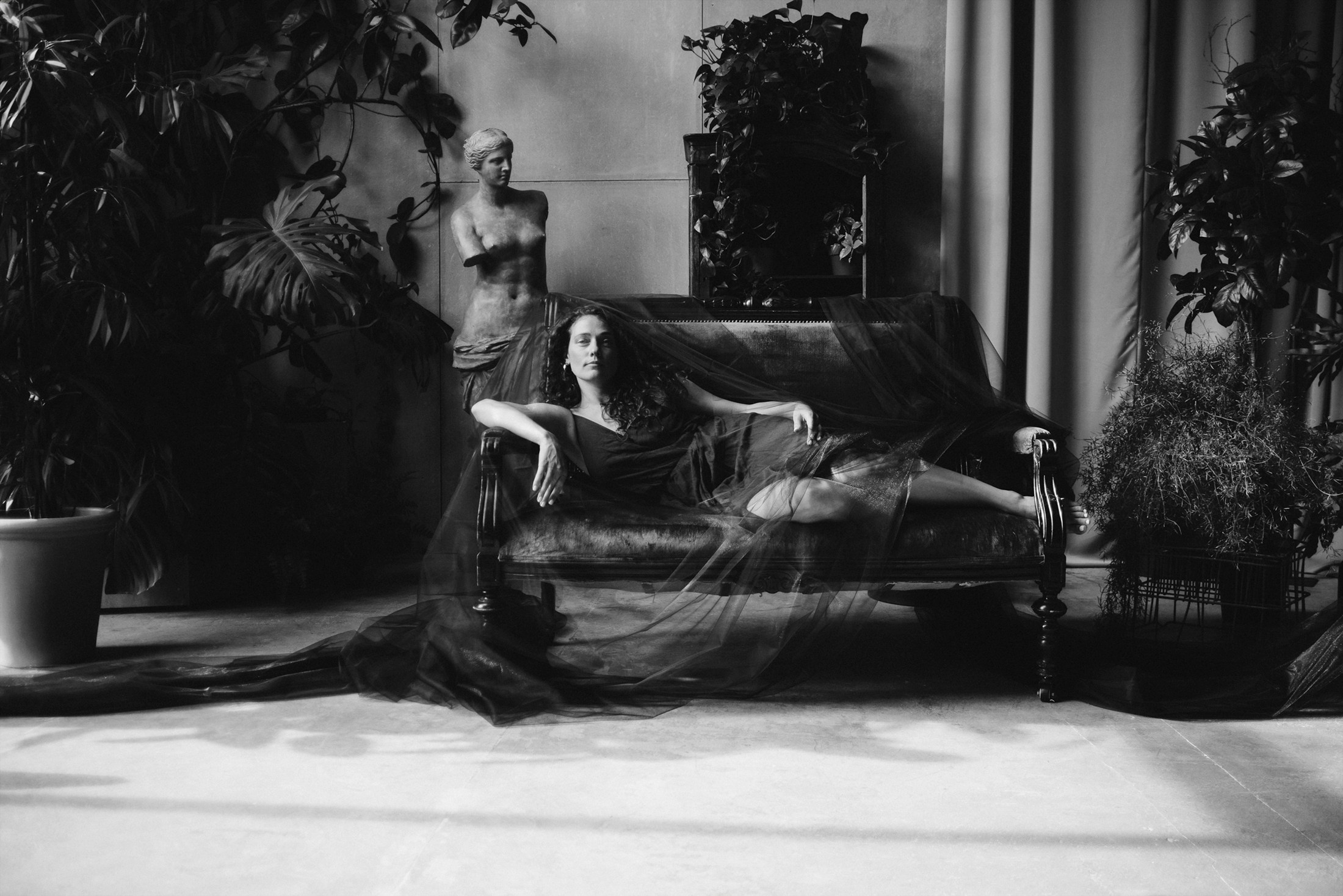 Черно-белая фотография девушки на диване