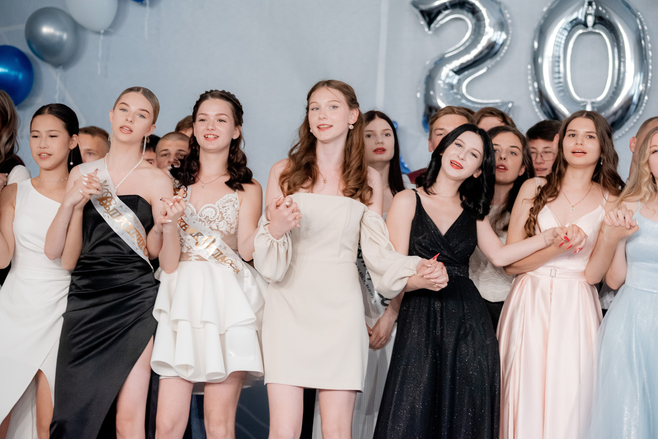 86 школа. Вручение. ДК Тракторозаводского района. Фотограф в Волгограде и Волжском Александр Горбань