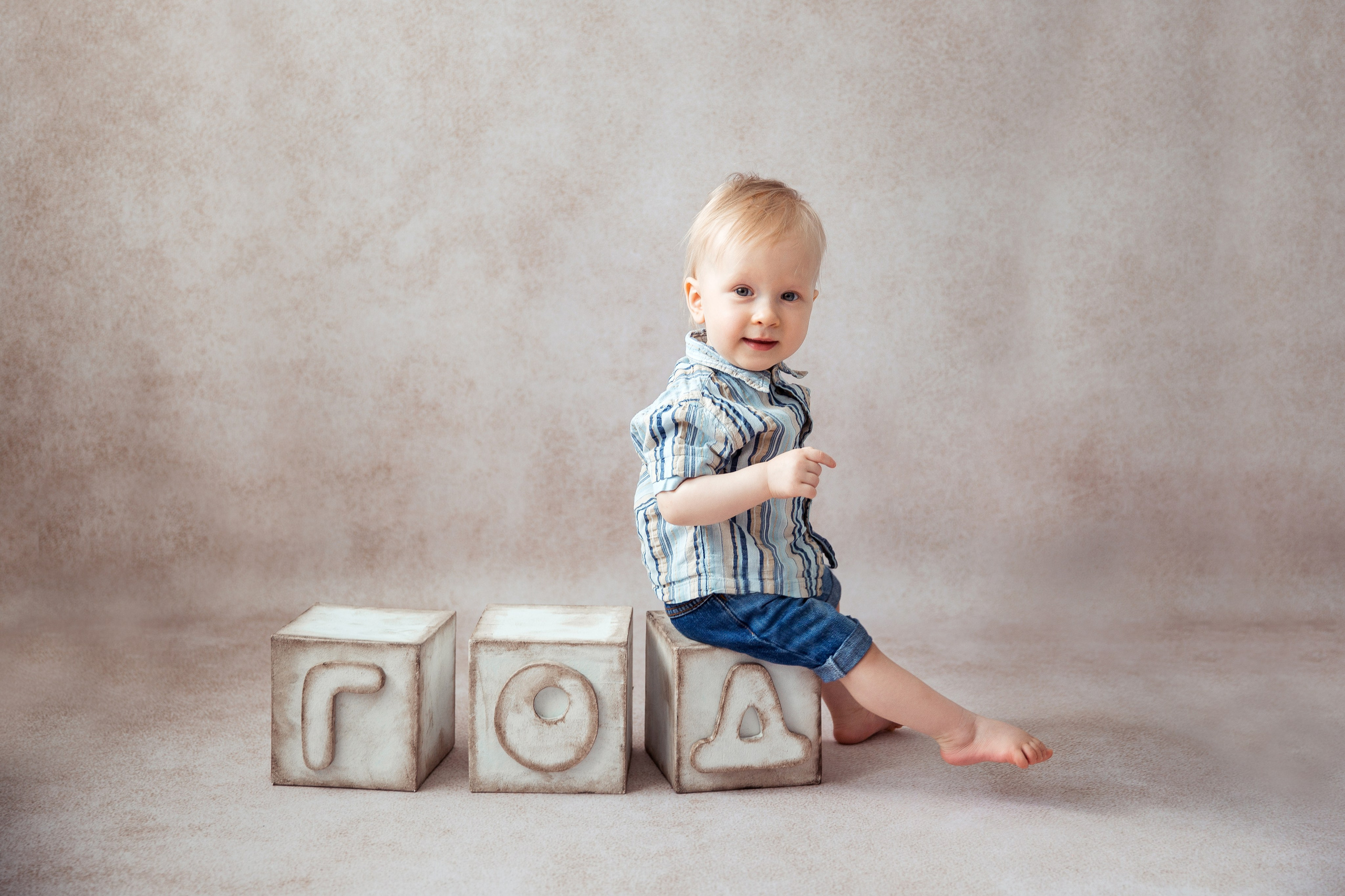 На белом фоне / минимализм. Детский фотограф, выпускные альбомы в Нижнем Новгороде Бодягина Мария