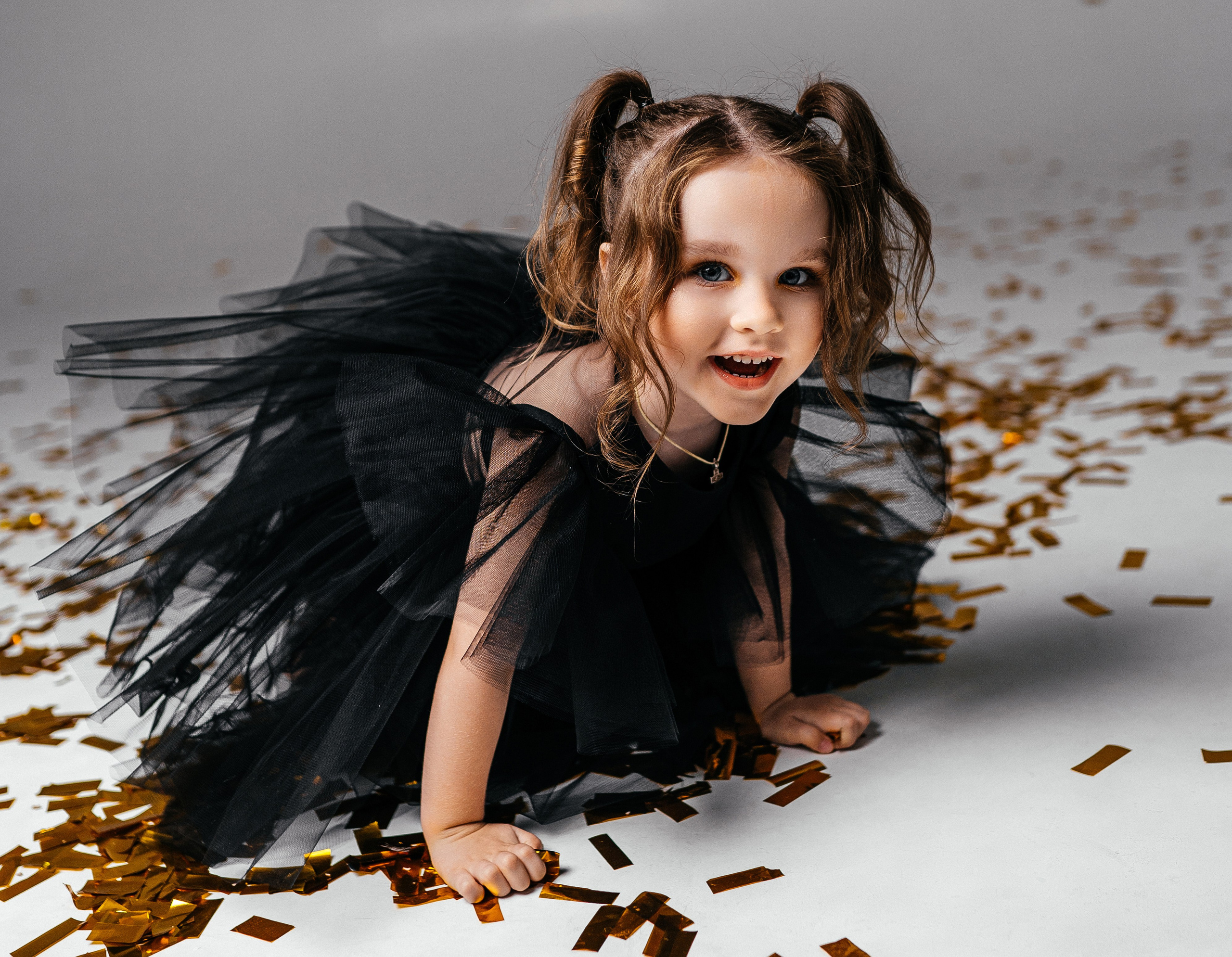 Фотосессия для девочки в платье. Фотограф Ким Наталья в Красноярске