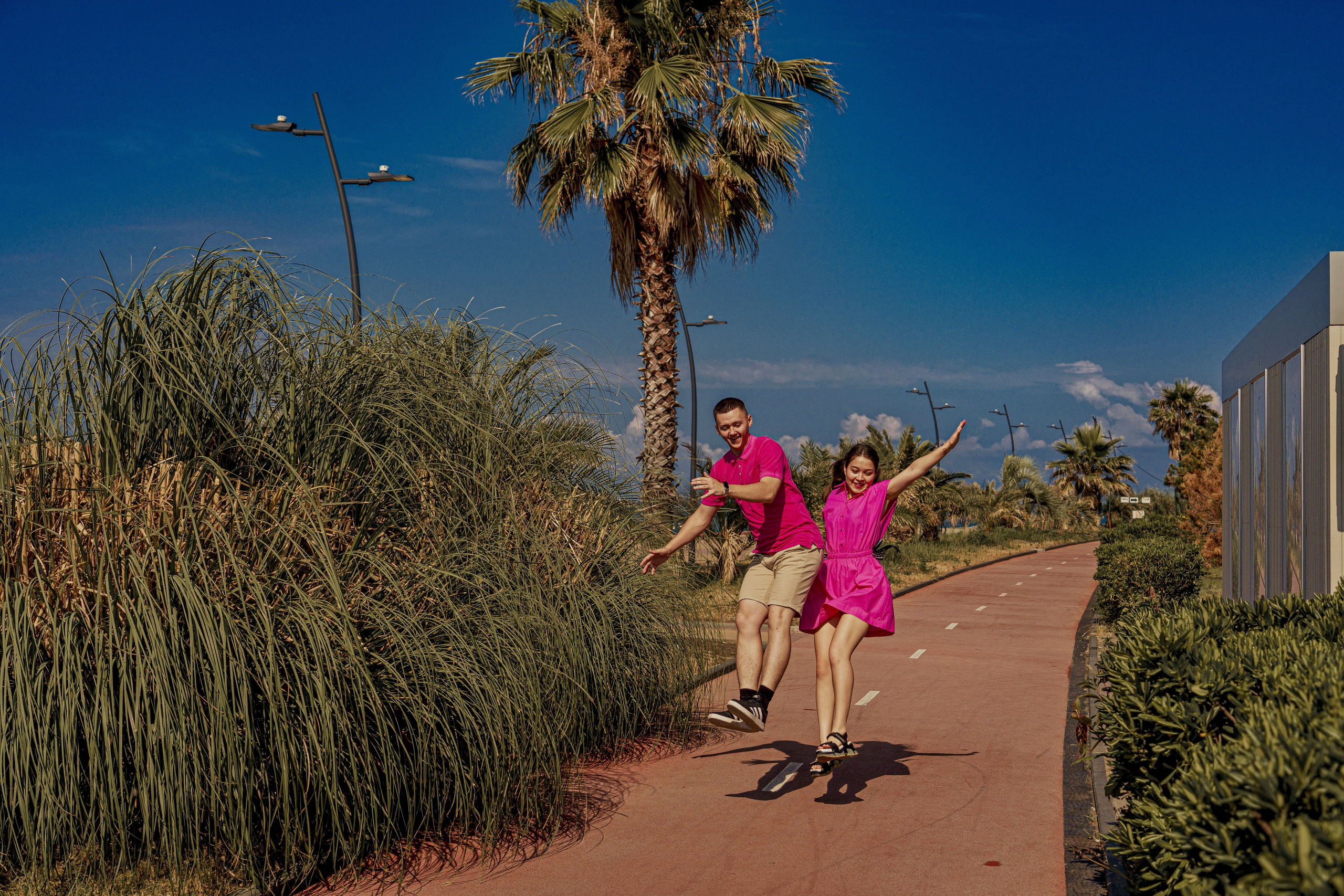 Парень с девушкой бегут по набережной