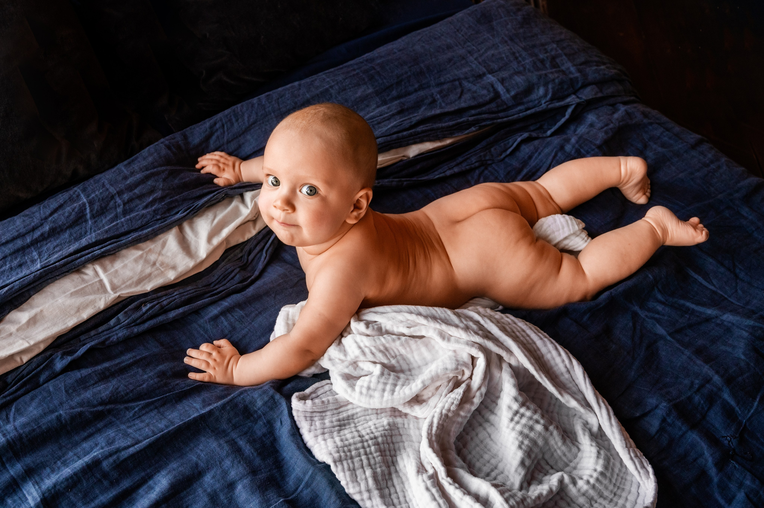 Мама и малыш в фотостудии. Фотограф новорожденных малышей в Санкт-Петербурге