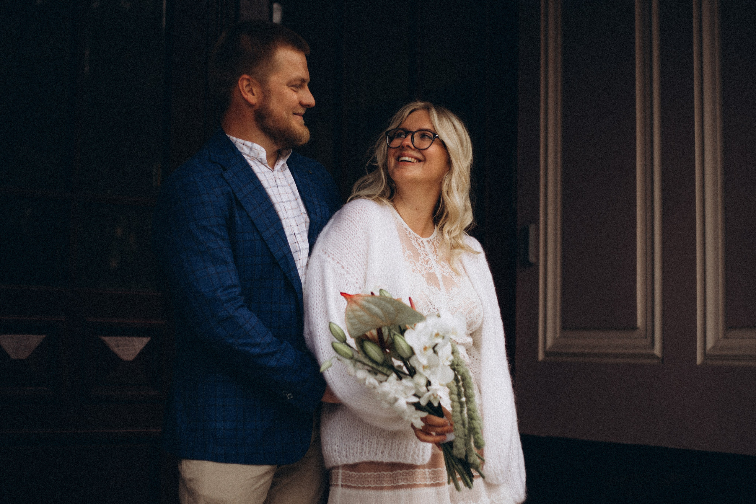 Свадебная прогулка - фотографируется в городе