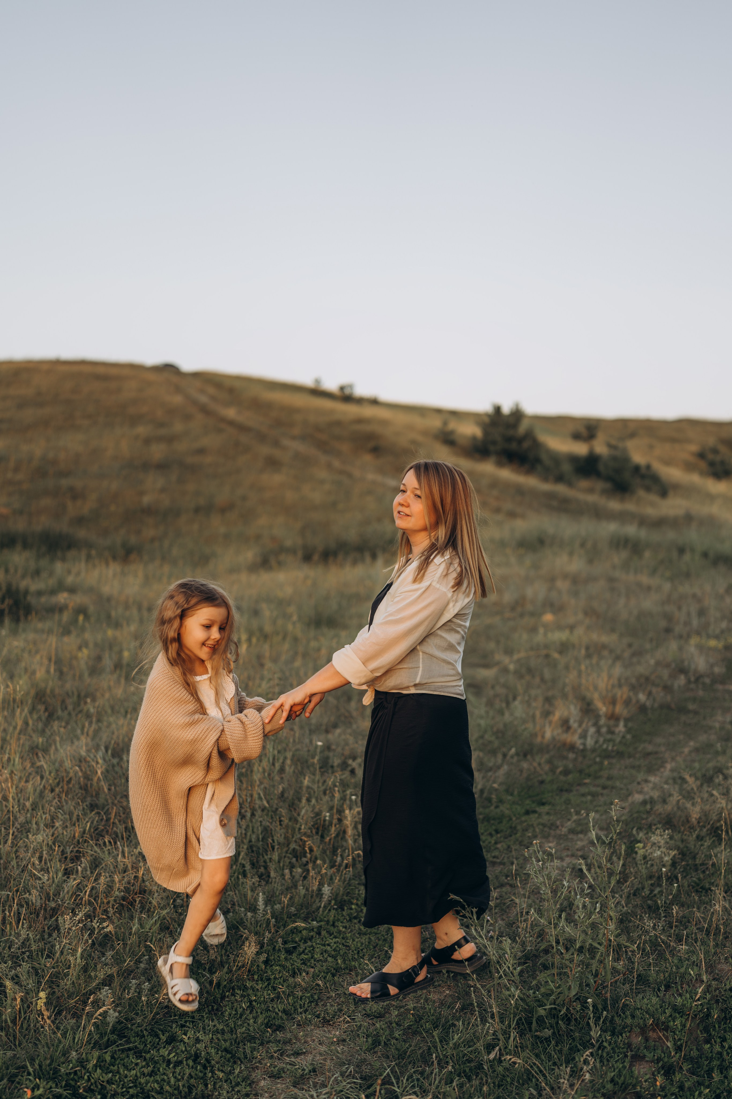 Летний луг, закат. Семейный фотограф Москва. Фотограф беременности и материнства Москва