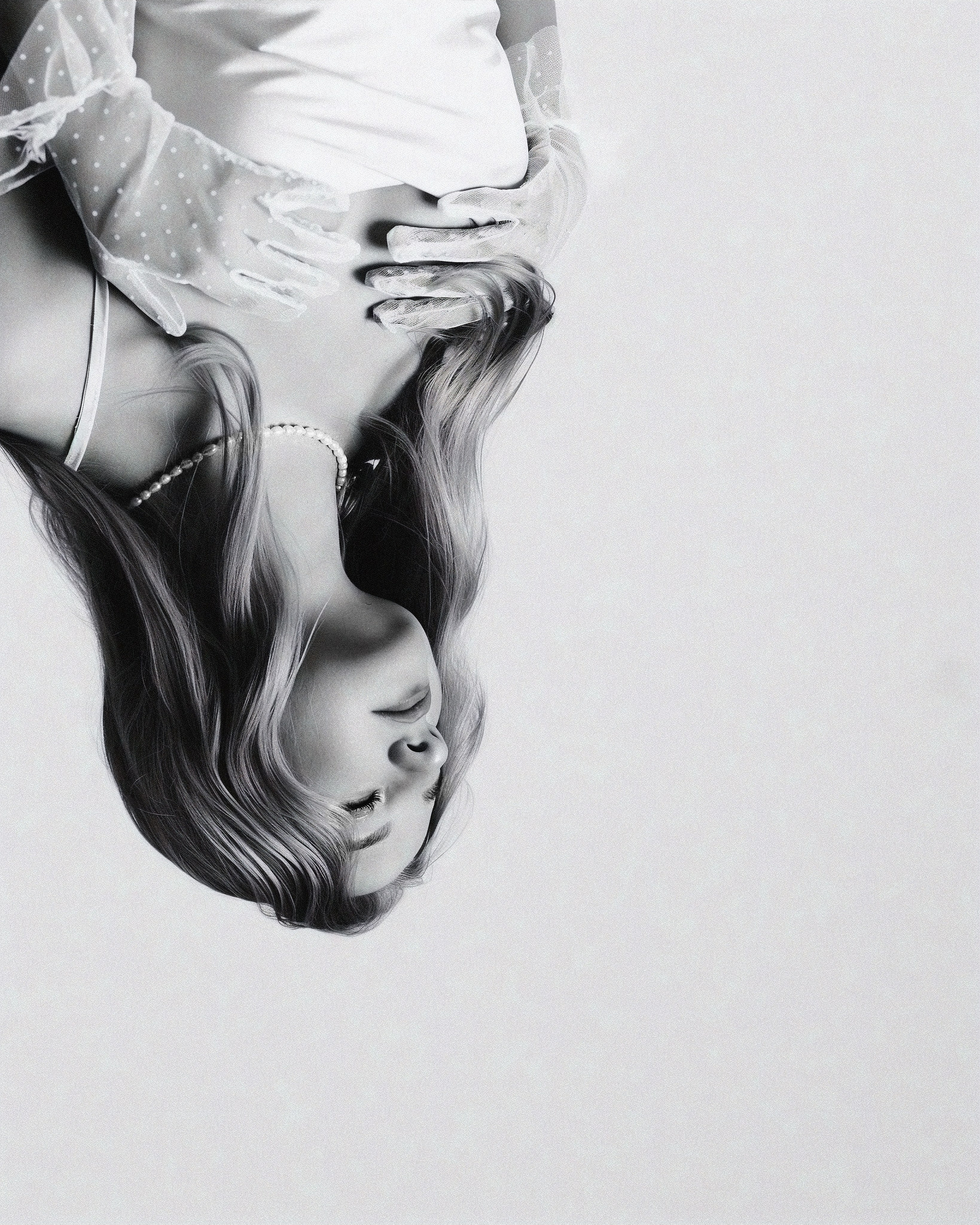 Фотограф Александра Овечкина Пенза: художественный перевернутый портрет девушки в перчатках, черно-белая минималистичная эстетика.