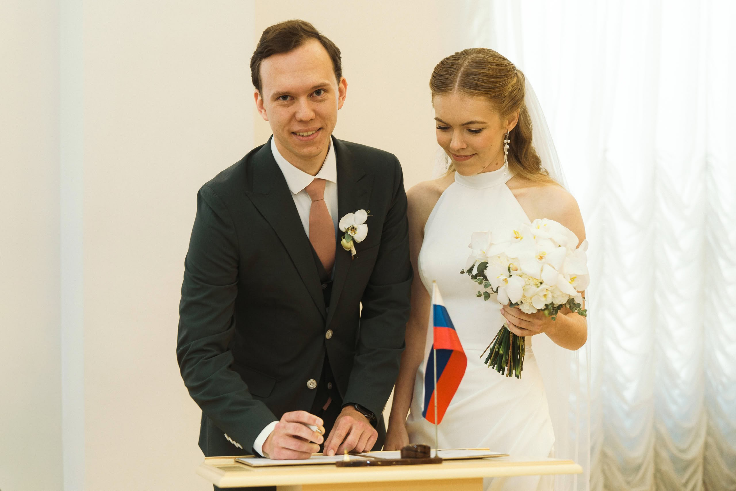 Арина и Илья — свадьба в Петербурге, цифра и плёнка. Свадебный фотограф Дмитрий Родионов — Санкт-Петербург и Ленинградская область