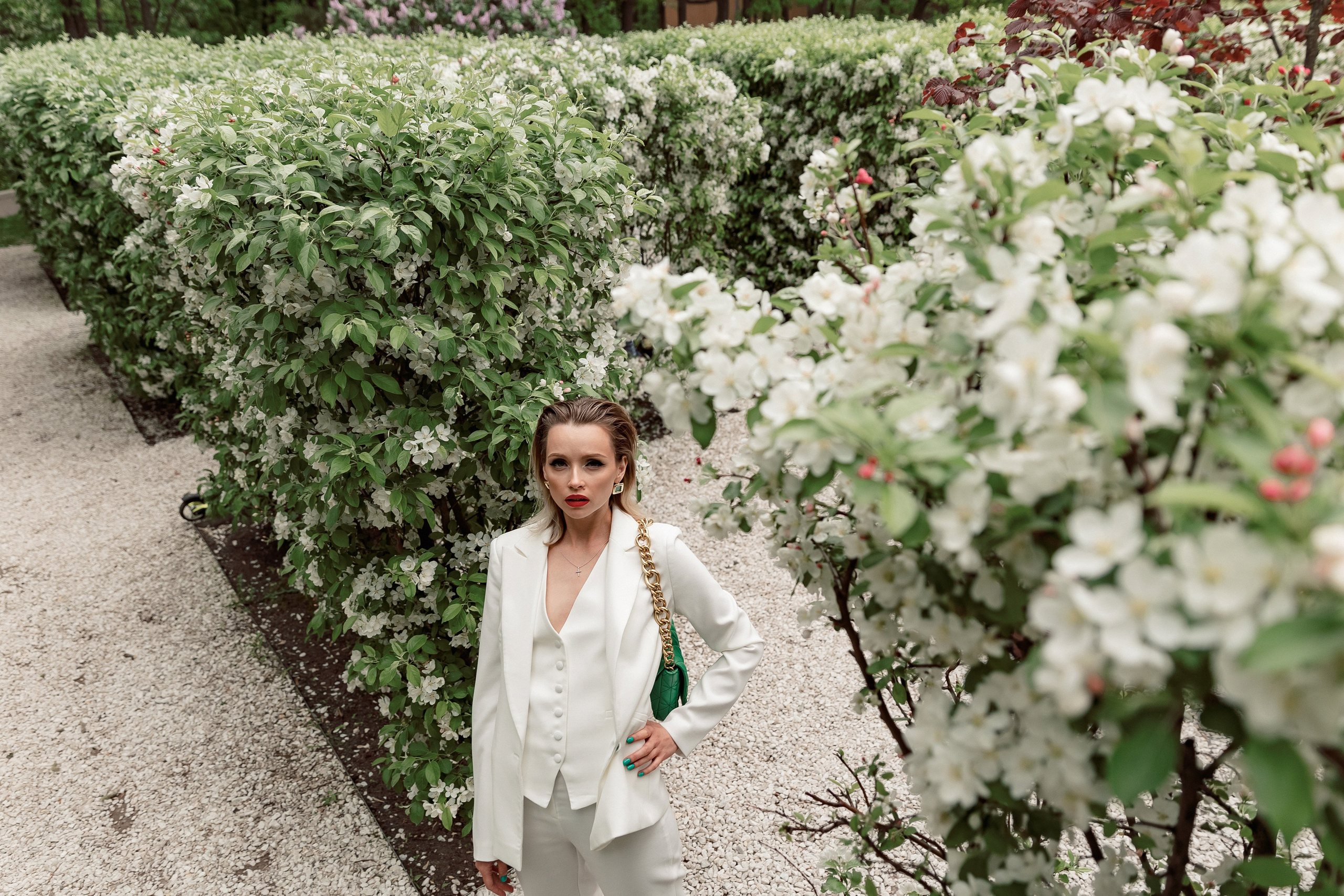 Портретная фотосессия Даши среди яблонь. Свадебный фотограф Москва