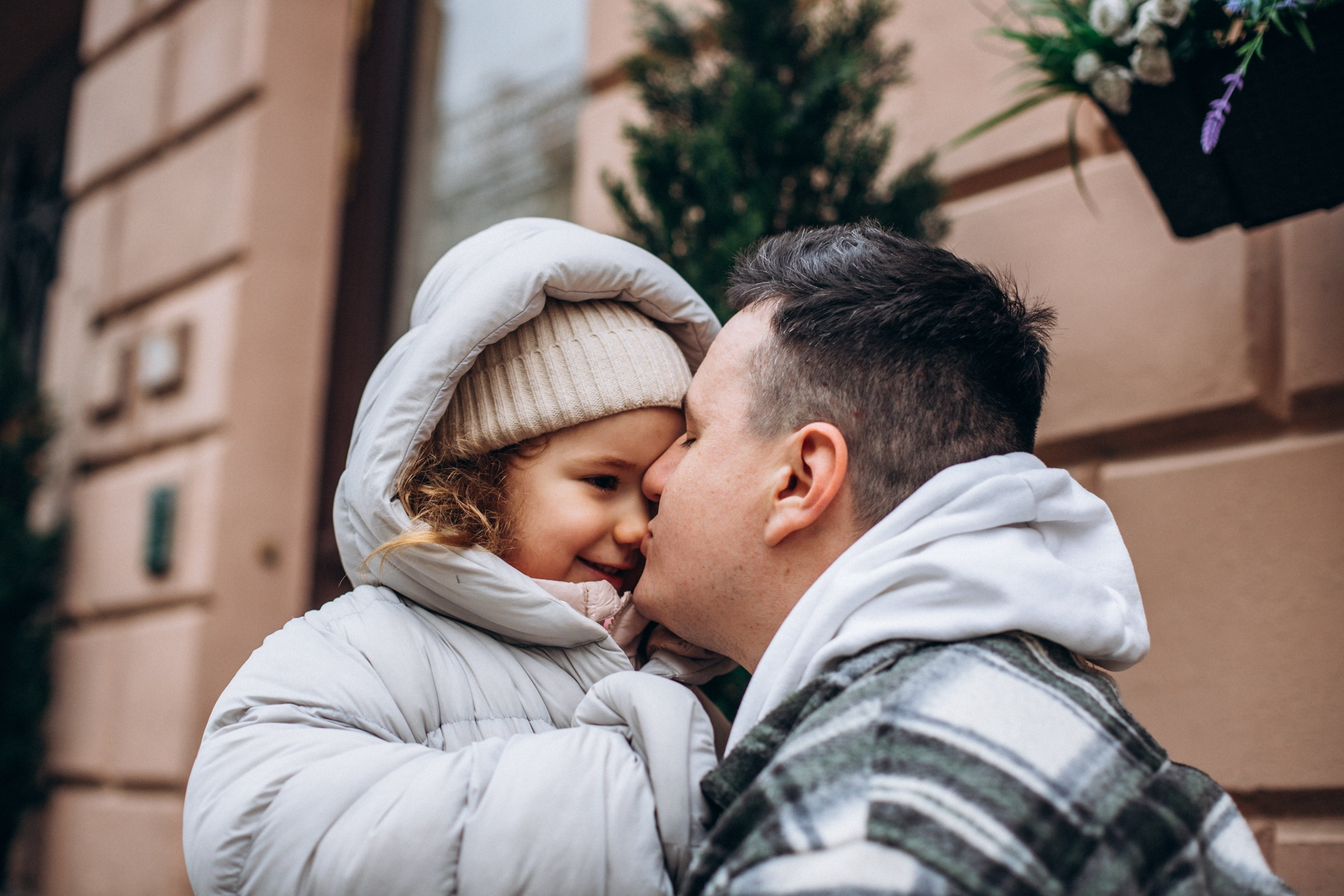 Юлия с семьей в апреле. Фотопрогулка в Петербурге. Индивидуальный и семейный фотограф в Санкт-Петербурге