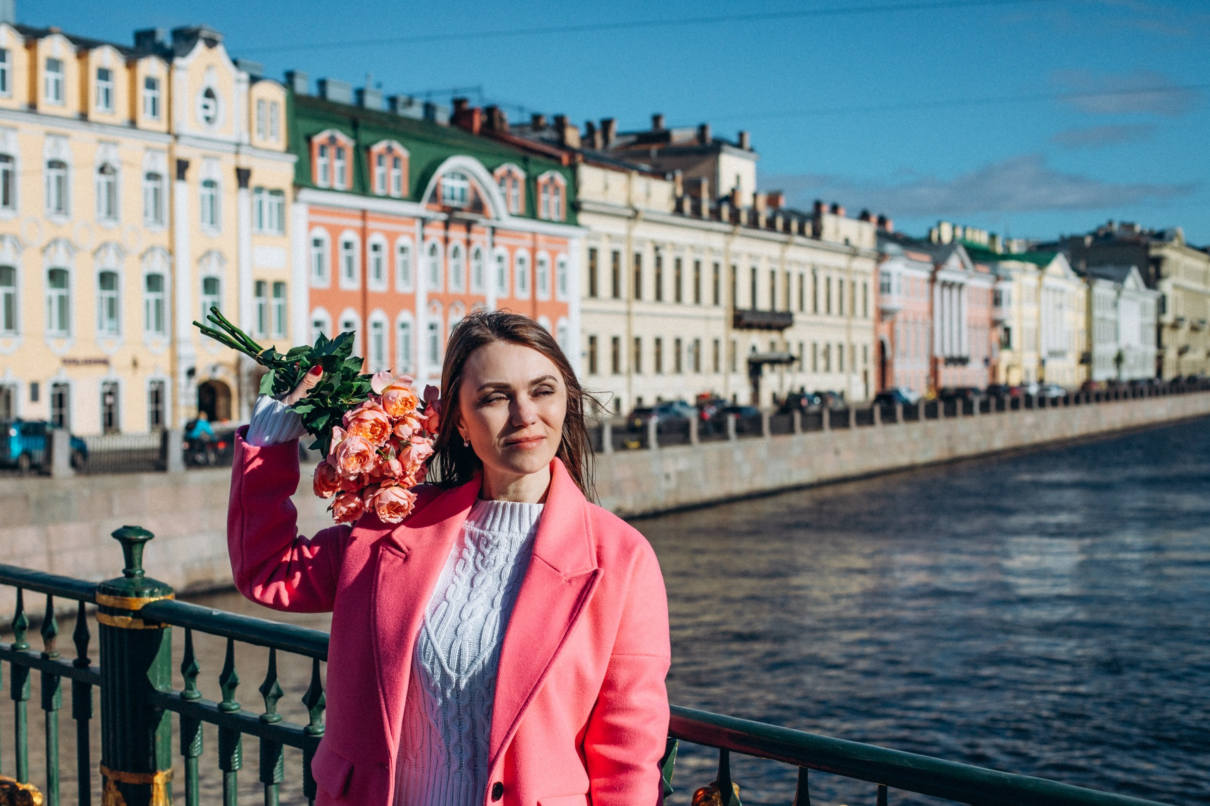 Анастасия с подругами в апреле. Фотопрогулка в Петербурге. Индивидуальный и семейный фотограф в Санкт-Петербурге
