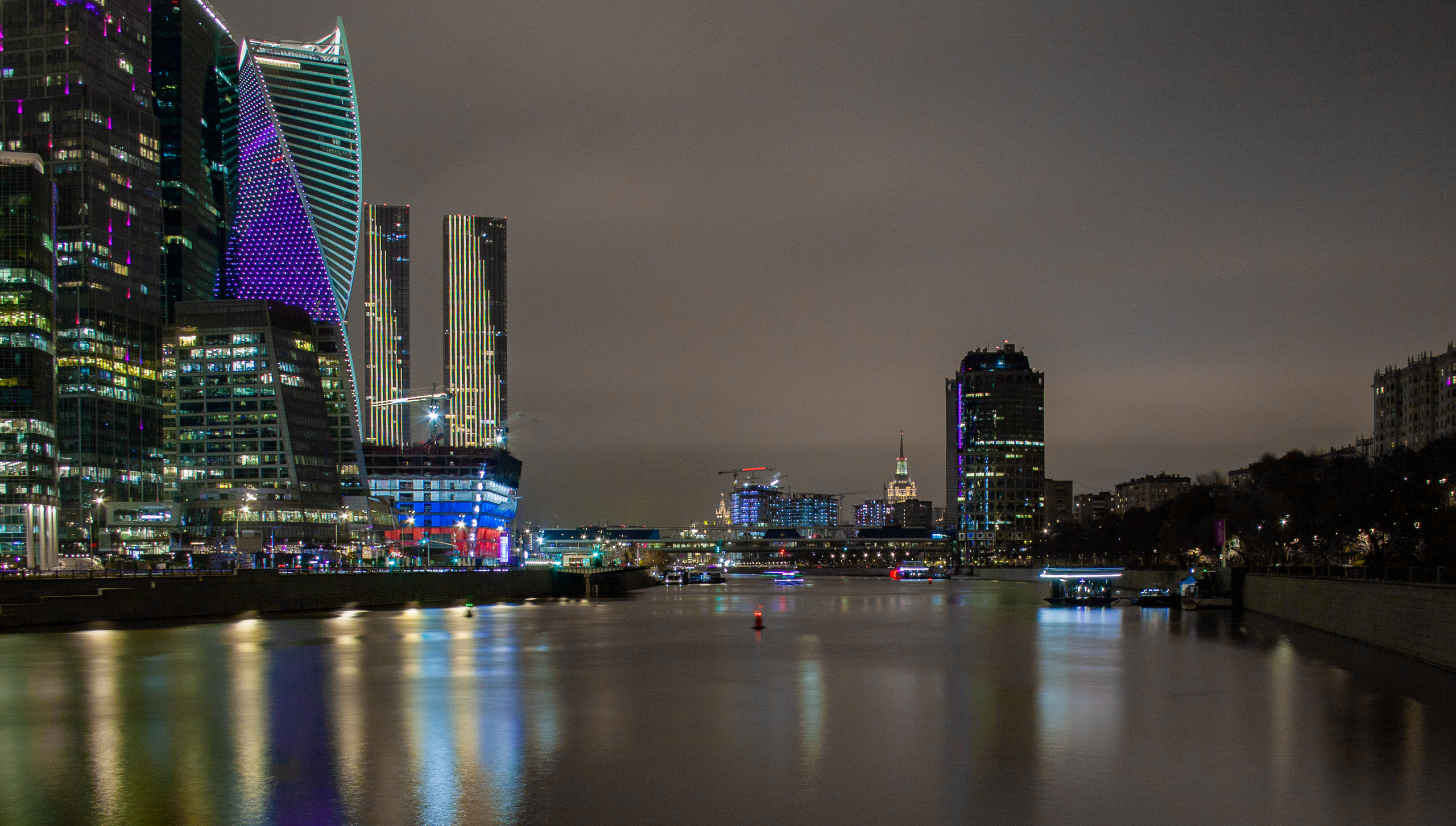 Вечер. Набережная у Москва-Сити. Фото Влад в походе