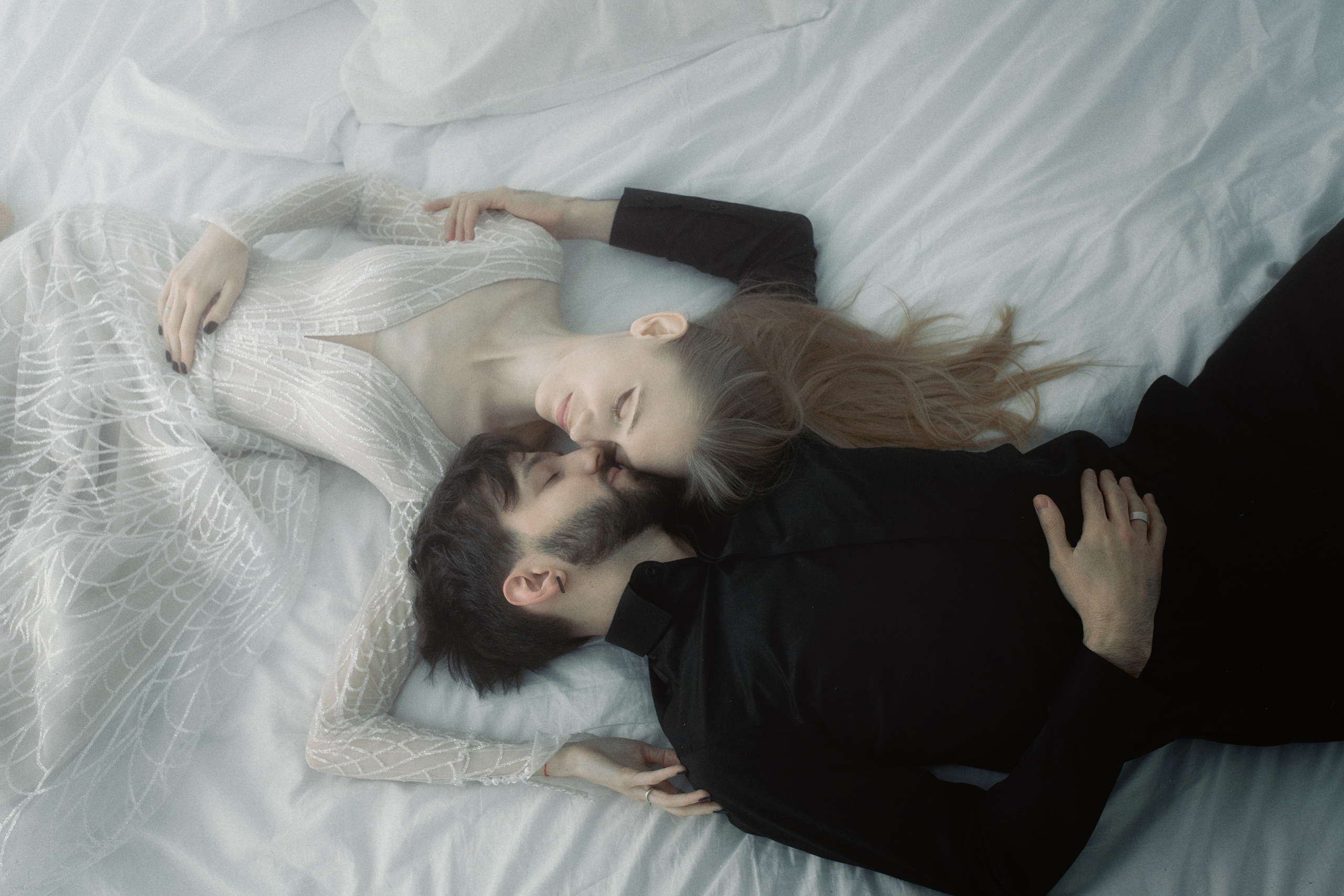 Свадебная фотосессия пары в в фотостудии