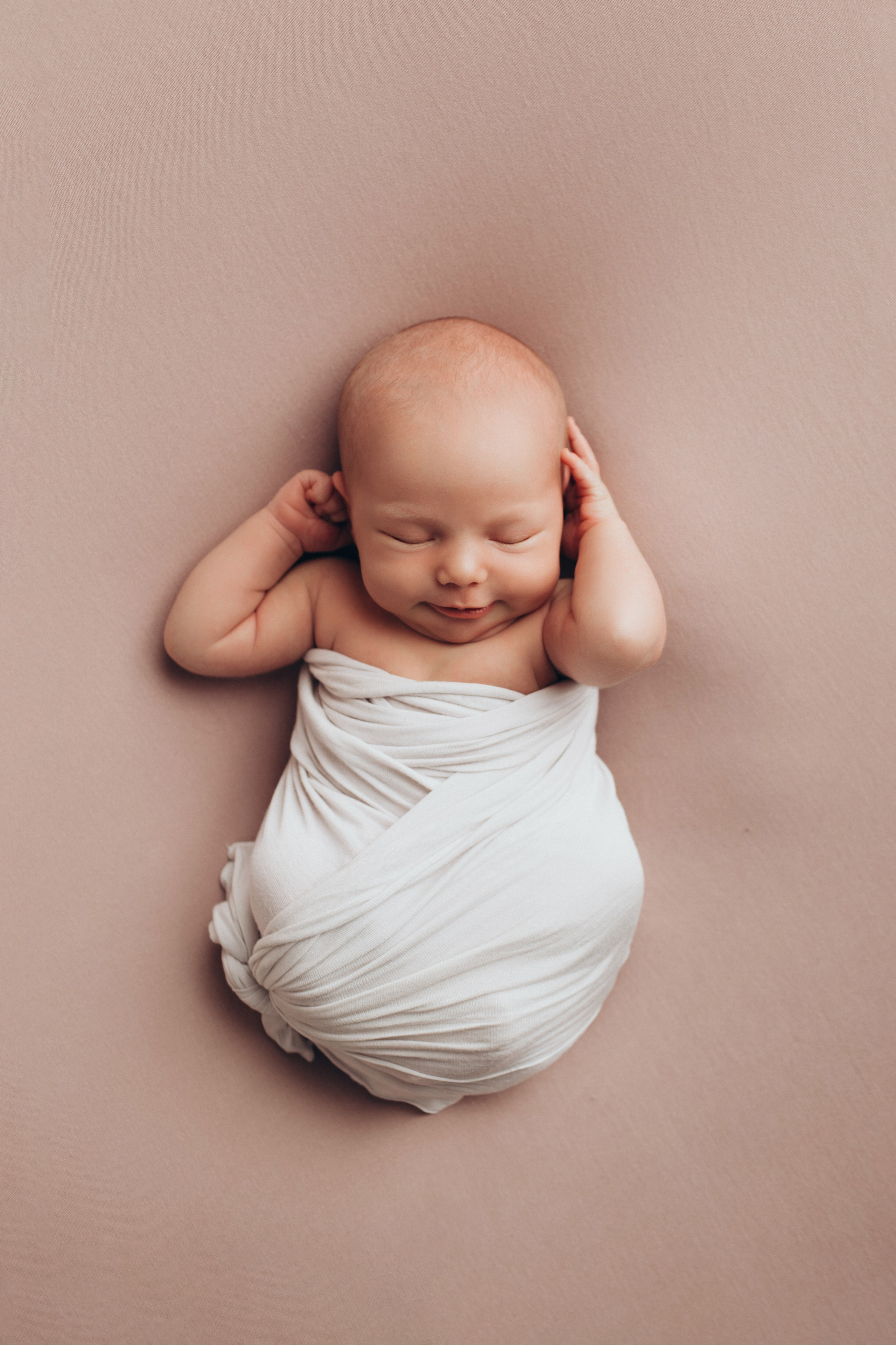 Newborn (фотосессия новорожденных). Фотостудия для новорожденных и малышей в Твери — На ручки