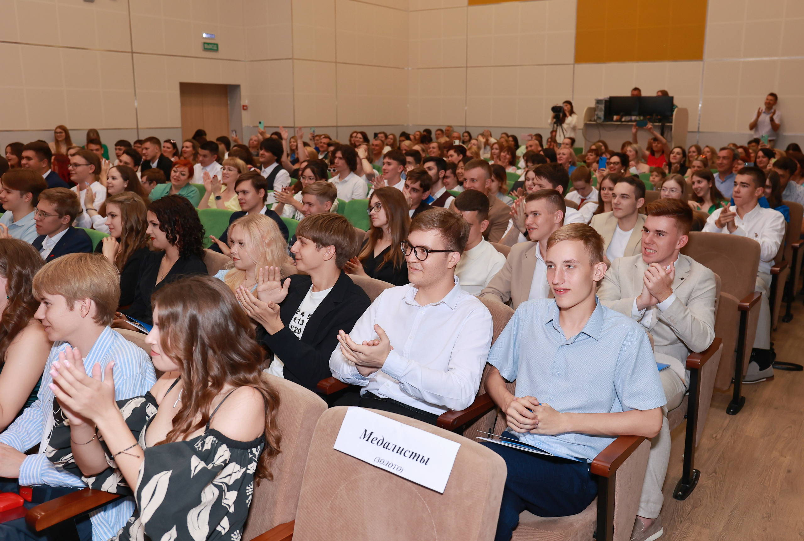 Вручение аттестатов Гимназия 87. Детский семейный фотограф Краснодар