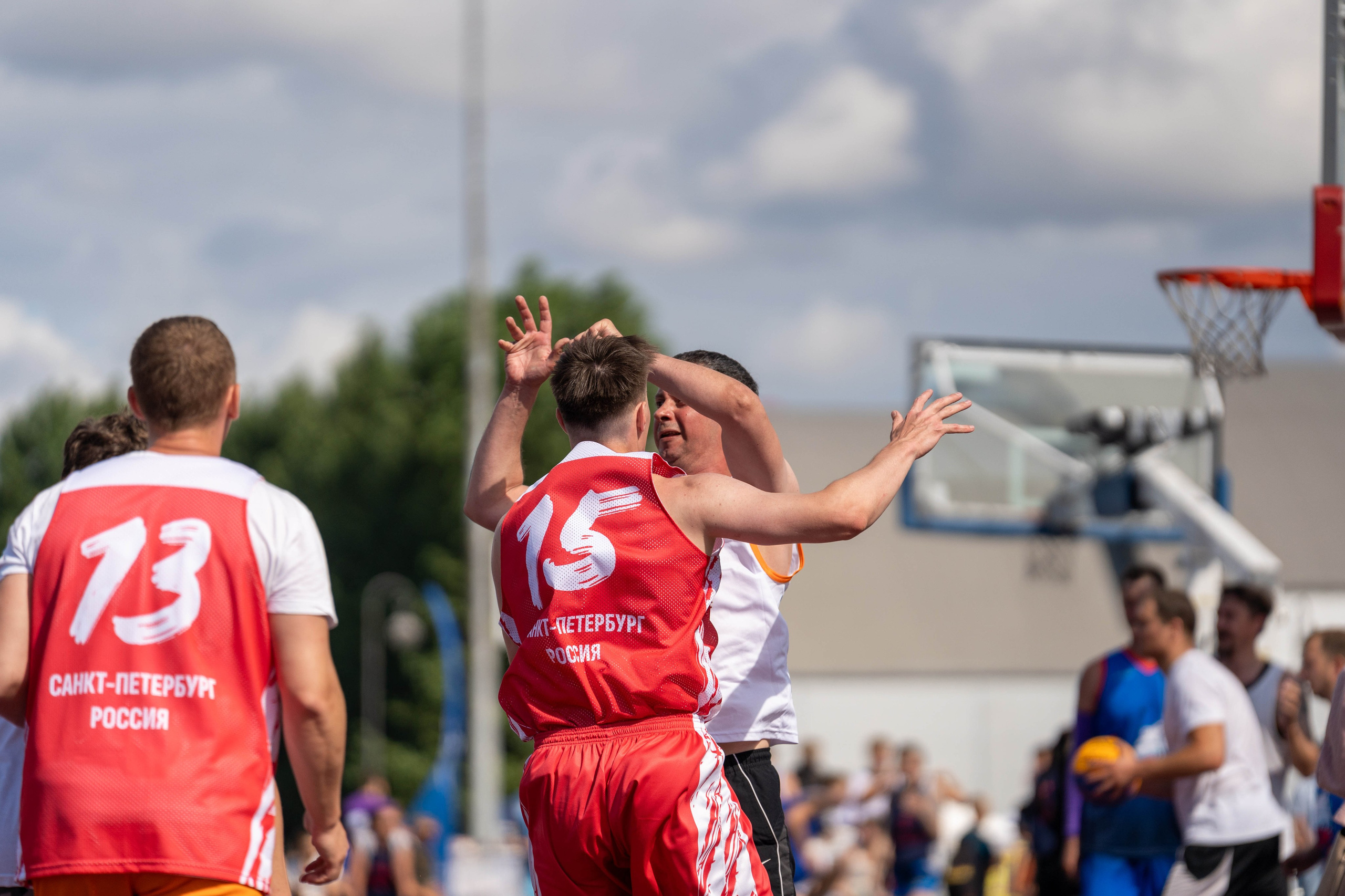 Репортажный кадр баскетбольного матча 3×3 «Оранжевый мяч» в Санкт-Петербурге