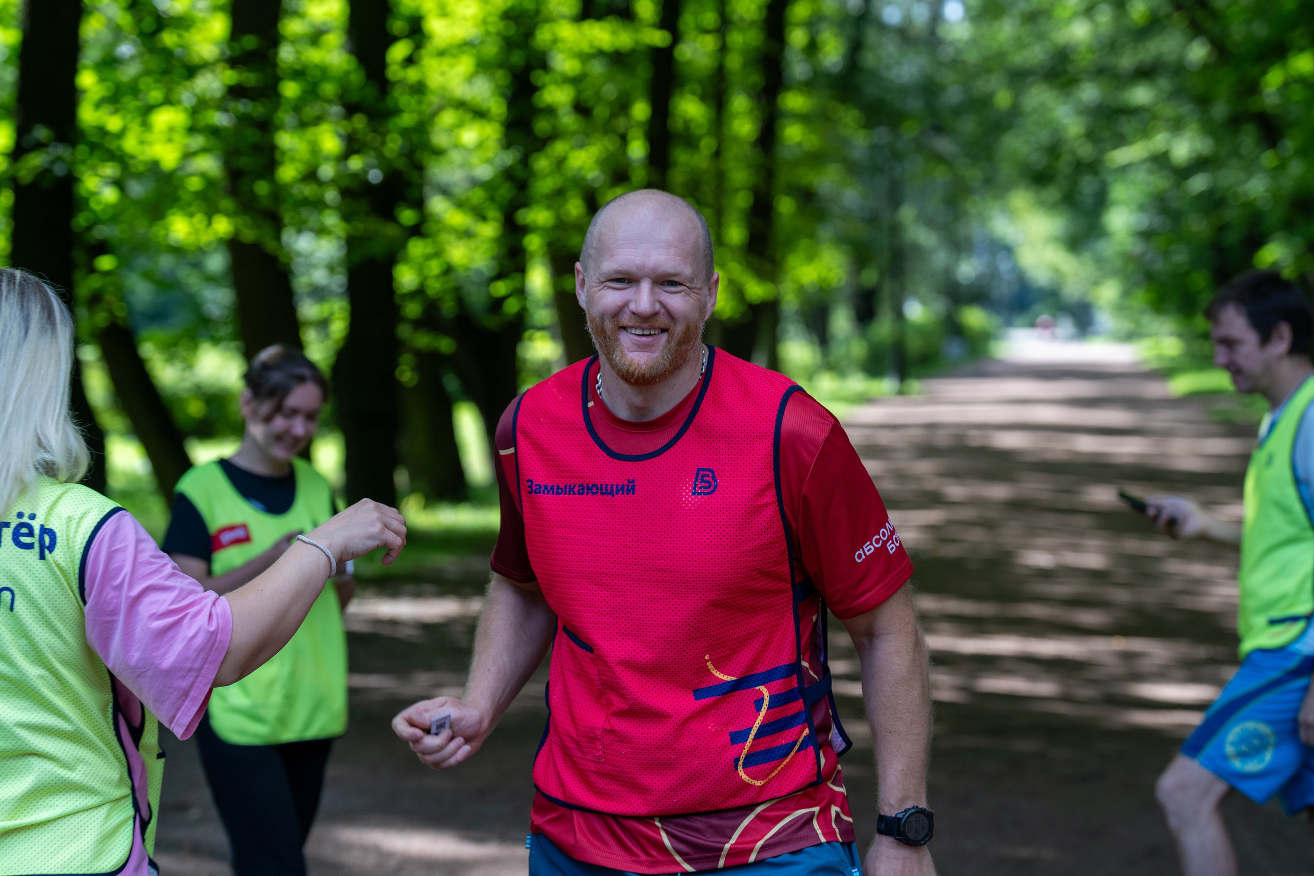 Участник в красной форме финиширует на забеге 5 верст в Московском парке Победы, спортивный фотограф Санкт-Петербург.