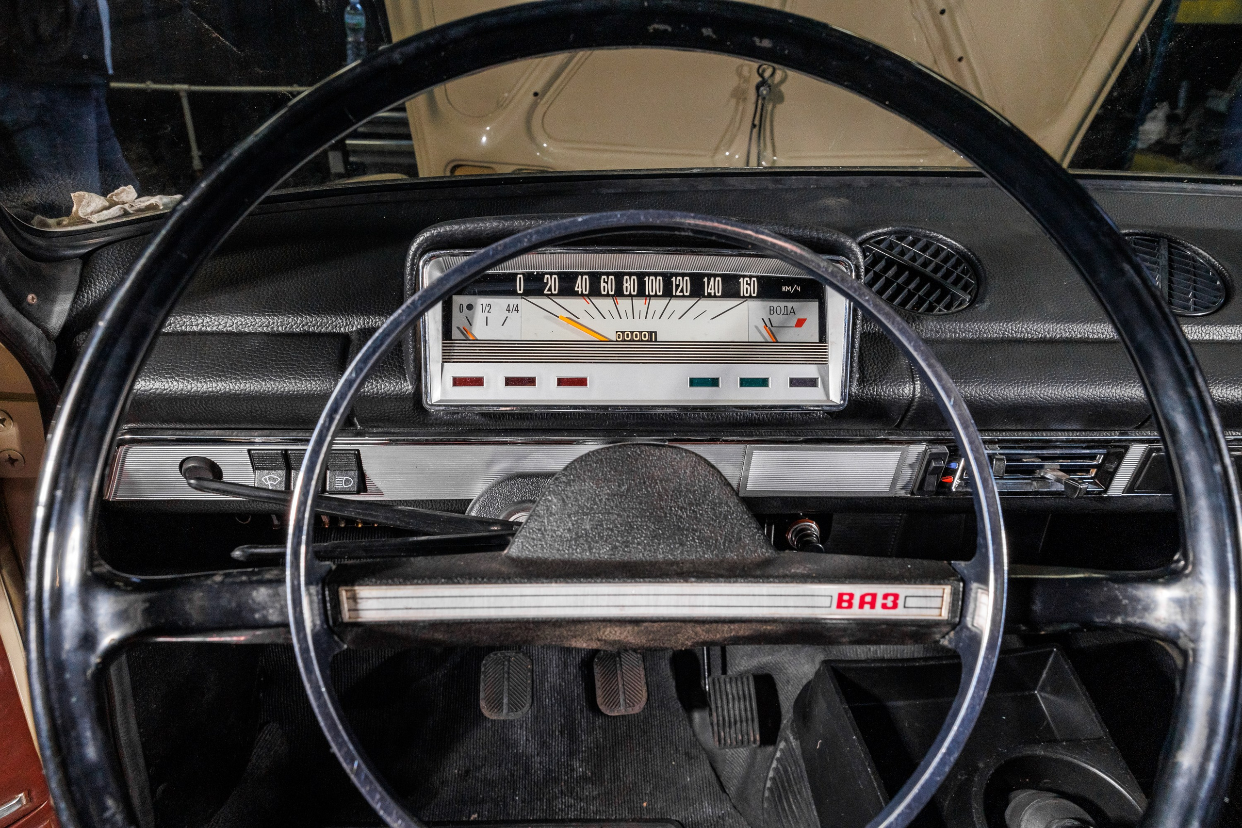 Автомобильная фотосъемка ВАЗ 2101 после реставрации в Бюро "Наследие"