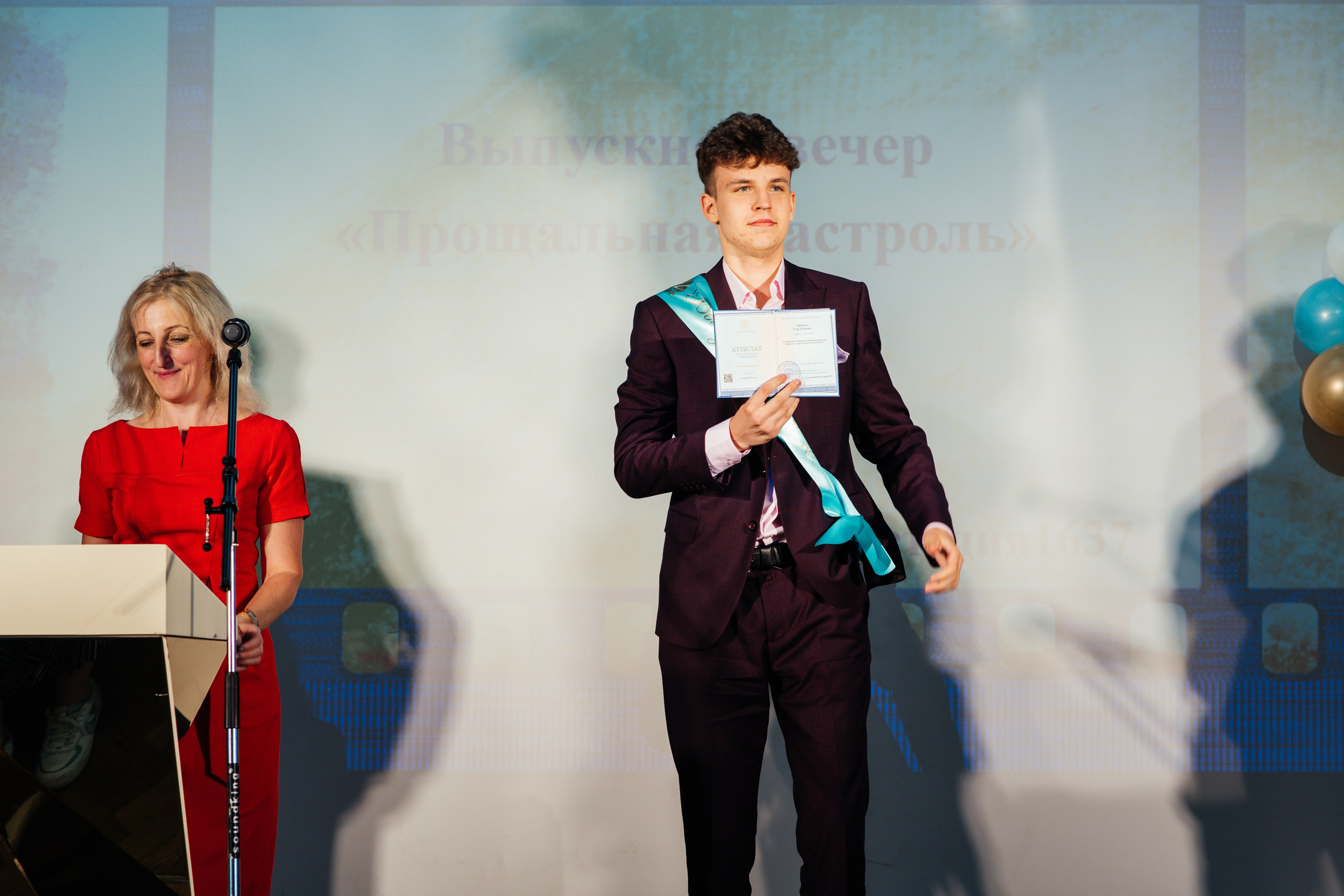 Вручение аттестатов. Выпускные альбомы в Подольске Москве и МО