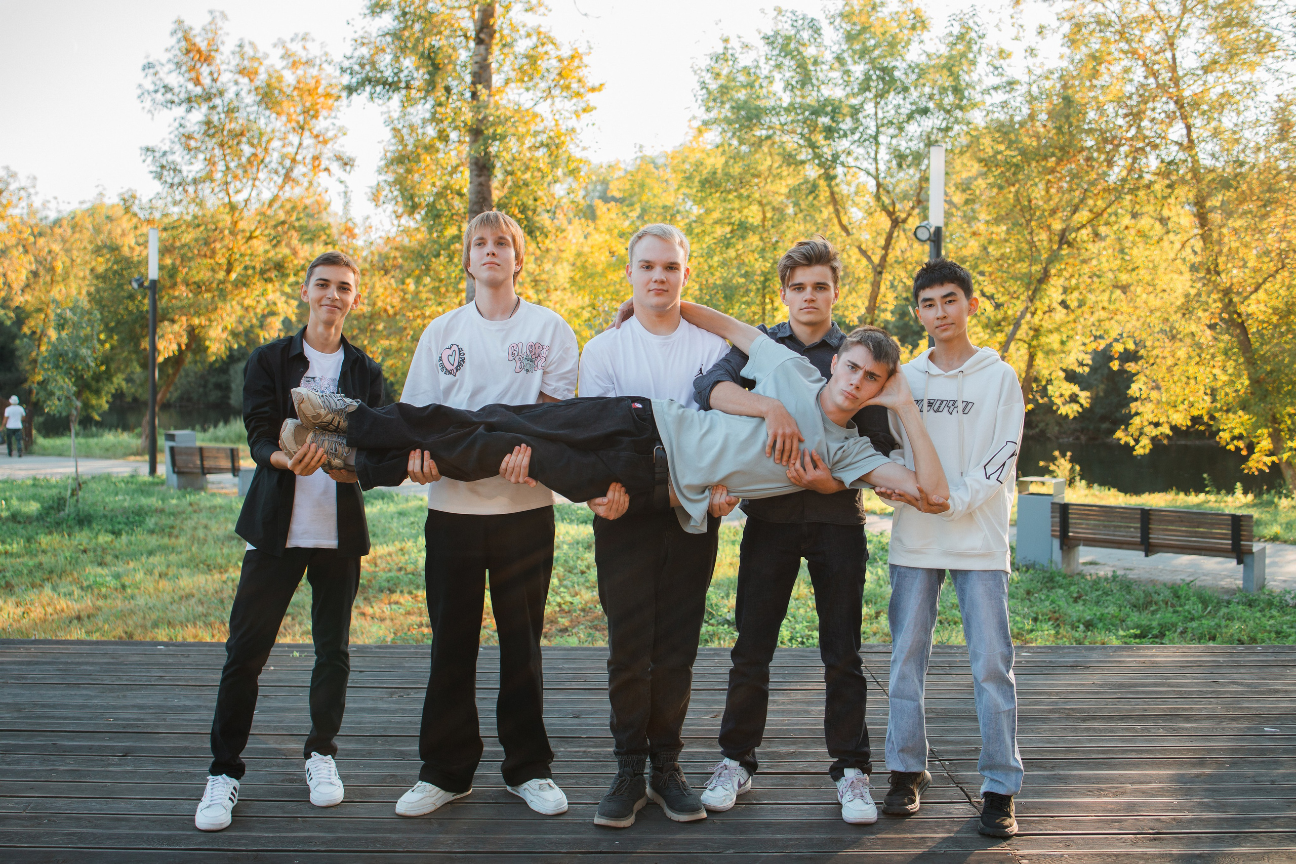 Прогулочная фотосессия на выпускной альбом с 11 классом в Серпухове. Выпускные альбомы в Серпухове