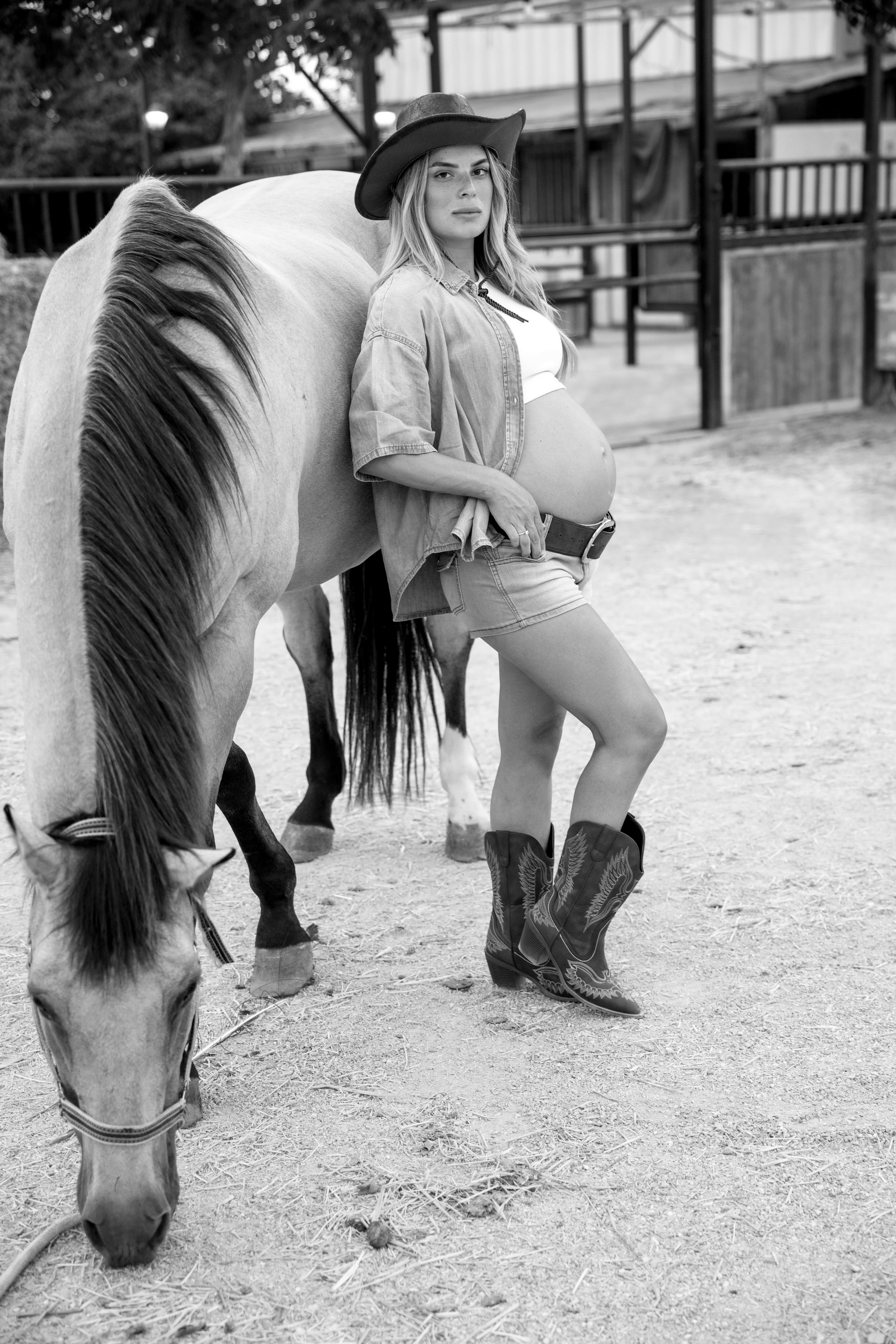 Pregnancy photoshoot at the horse farm. Главная