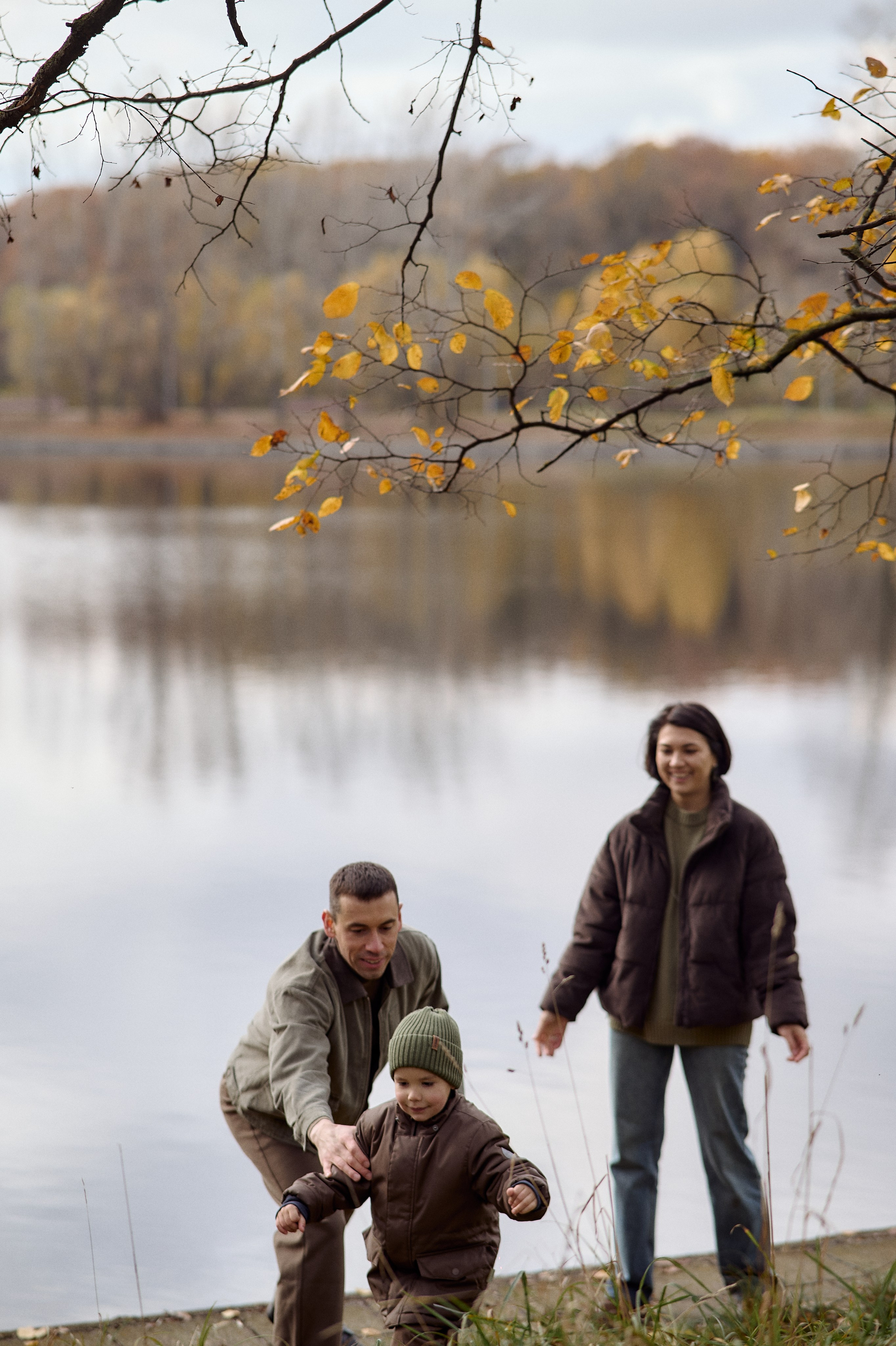 Вова, Юля и Максим в осеннем парке. Семейный и свадебный lifestyle-фотограф в Москве Мария Петрова