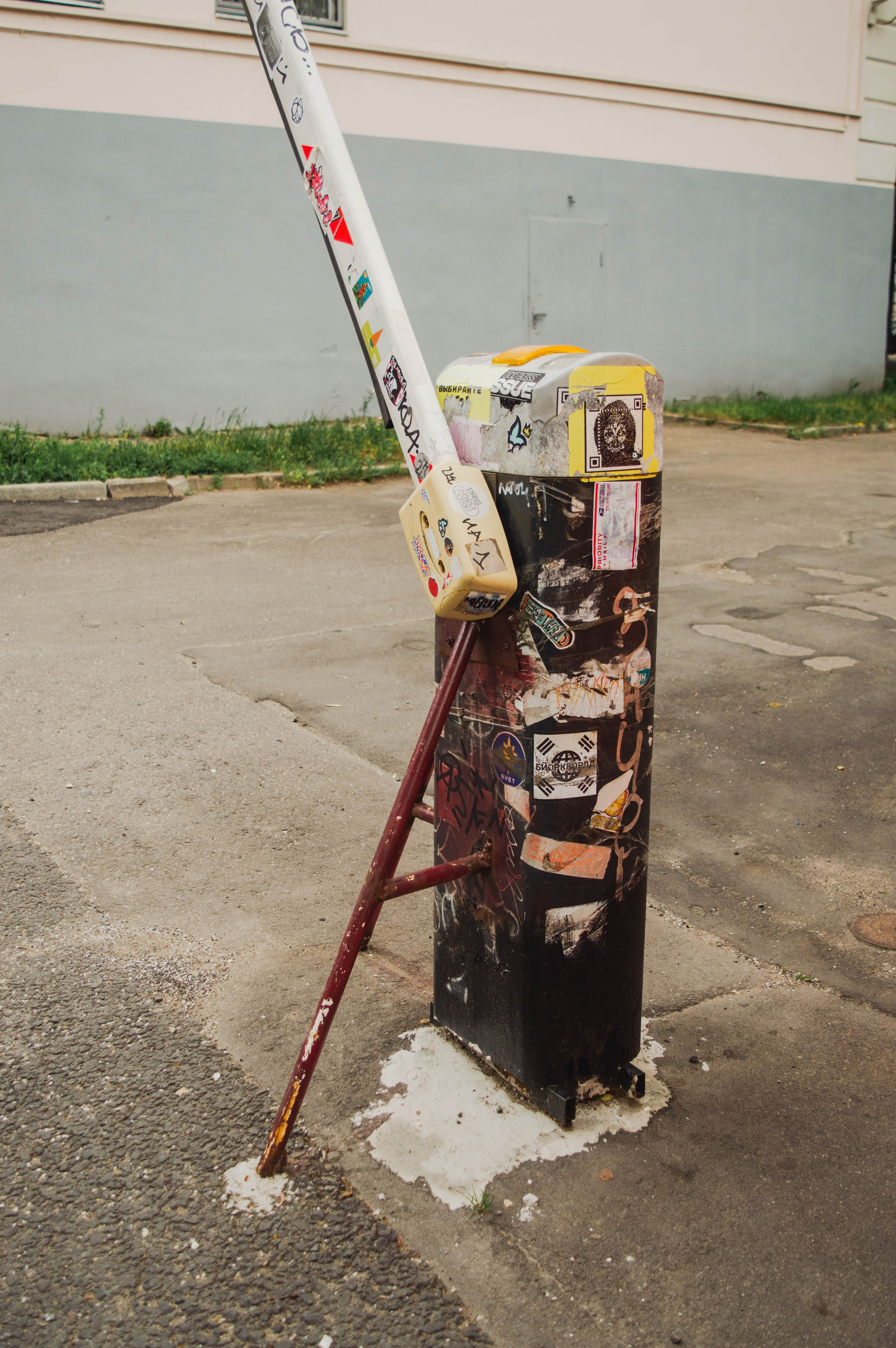 Типология «Стикербомбинг в городе». Фотограф Анастасия Лощакова в Москве
