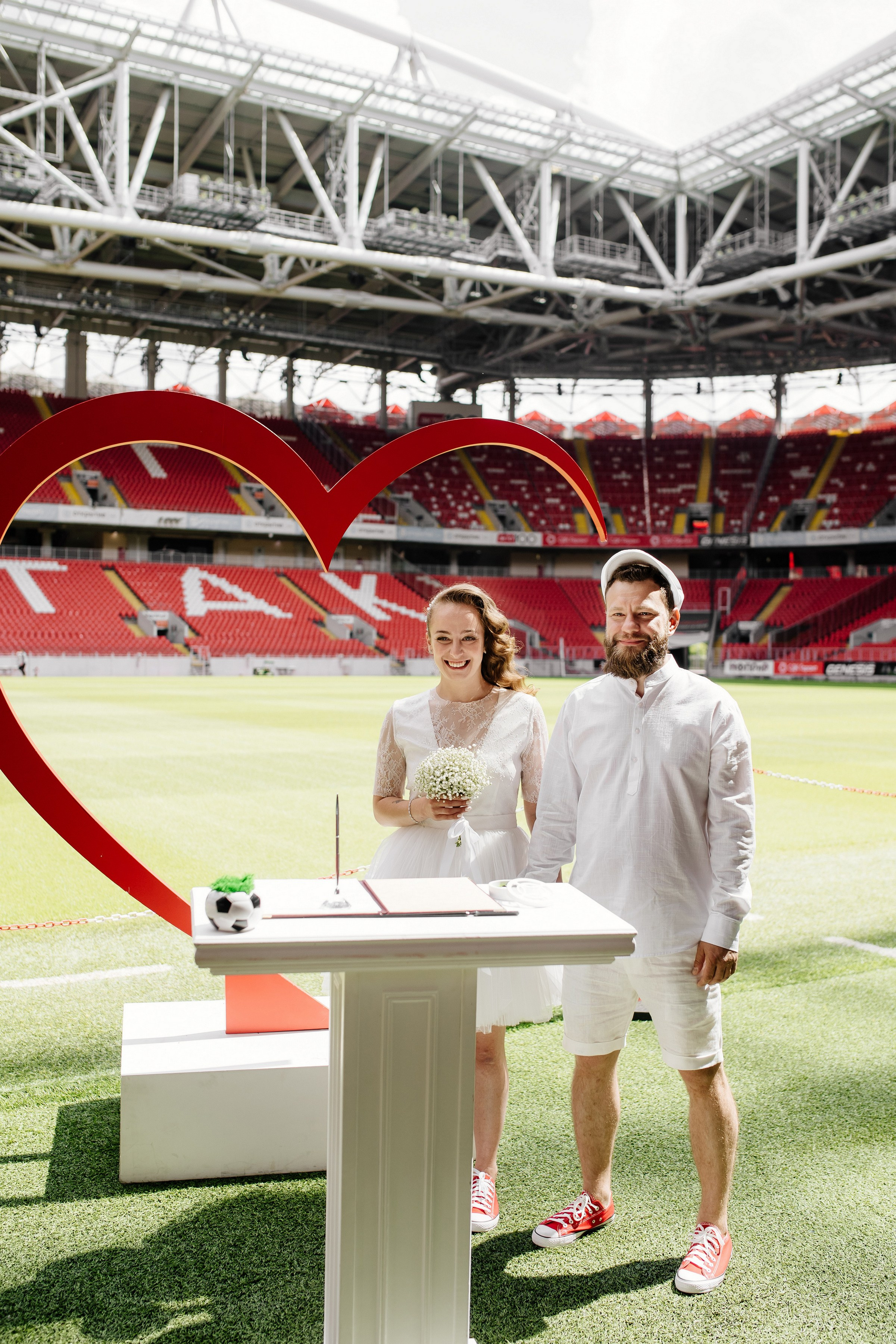 Свадьба на стадионе Спартак Лукойл Арена, свадьба на Северном речном вокзале, свадьба в метро, новые адреса счастья. Свадебный и семейный фотограф Екатерина Иванова