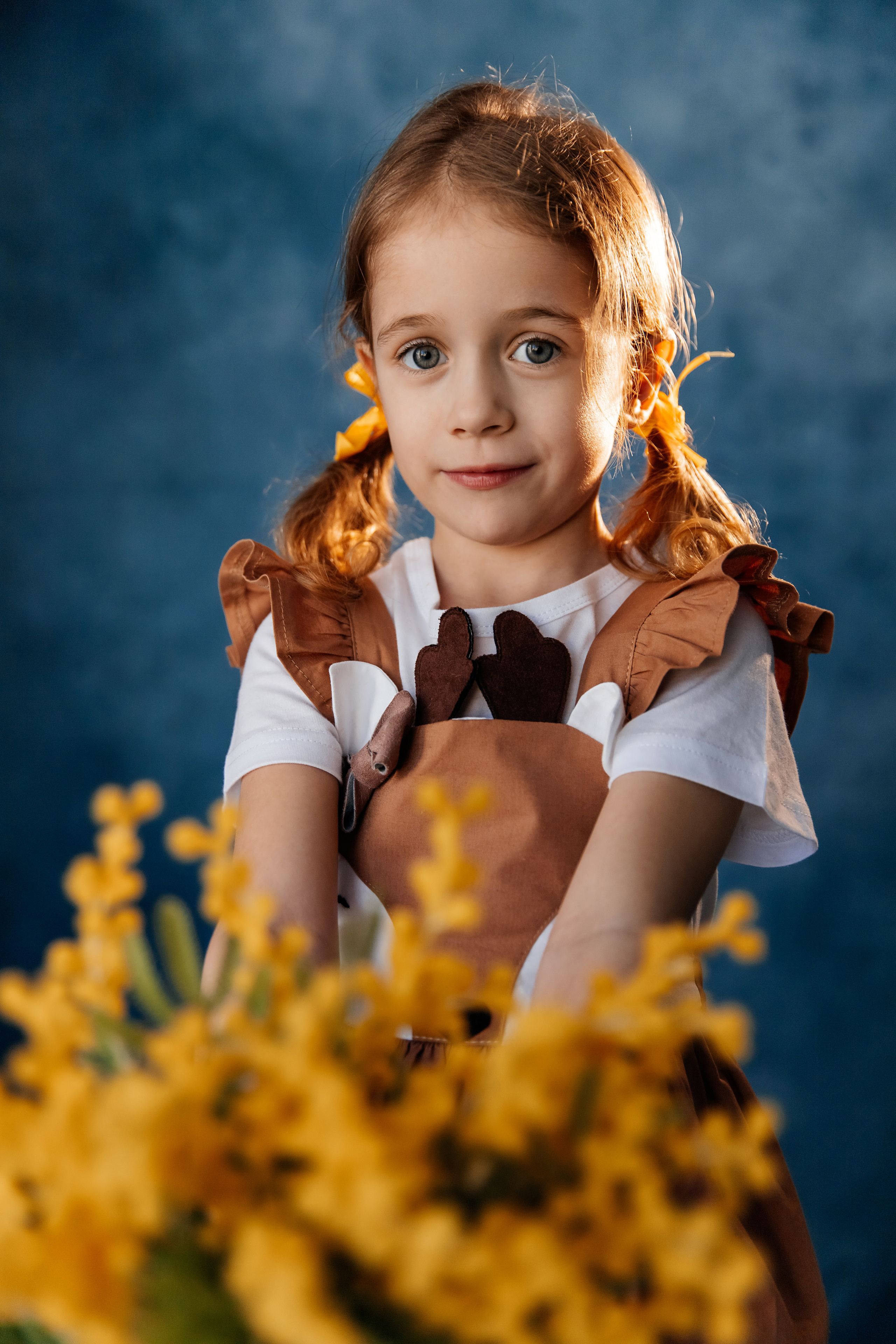 Фотопроект "Карты". Детей фотографируют на фоне "Карта" с различным реквизитом.