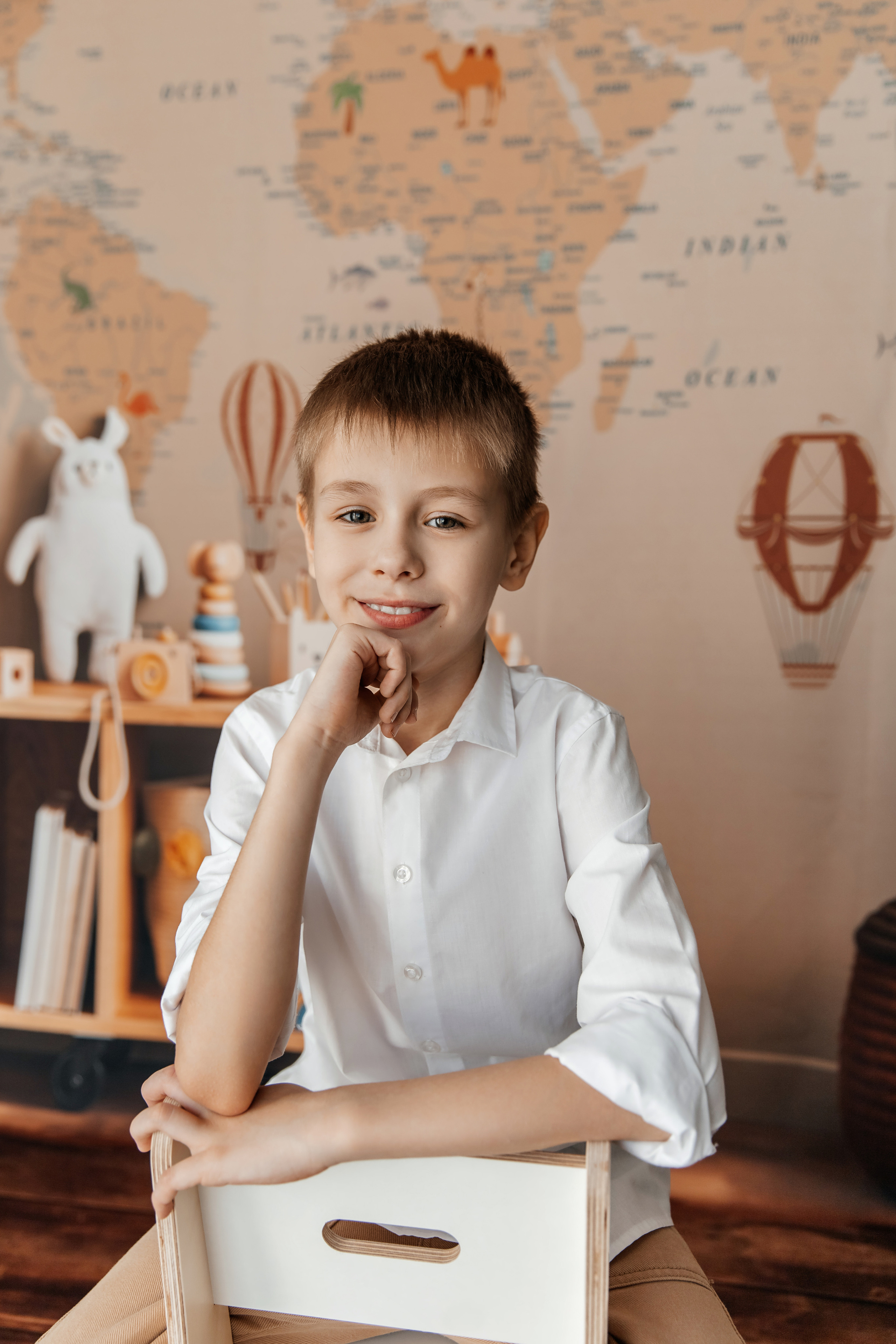 Фотопроект "Карты". Детей фотографируют на фоне "Карта" с различным реквизитом.