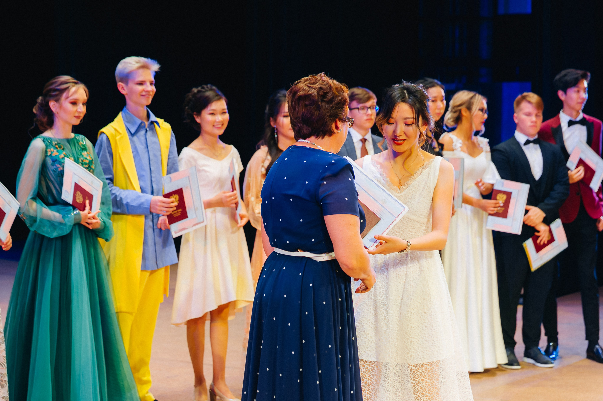 Вручение аттестатов 14 Гимназия. Свадебный и семейный фотограф в Улан-Удэ