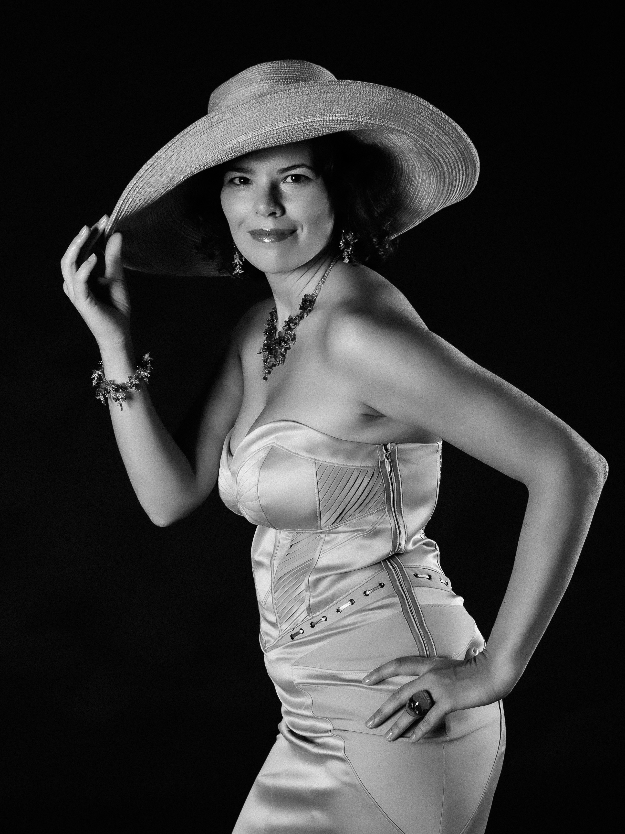 Женский черно белый портрет, фотосессия в фотостудии