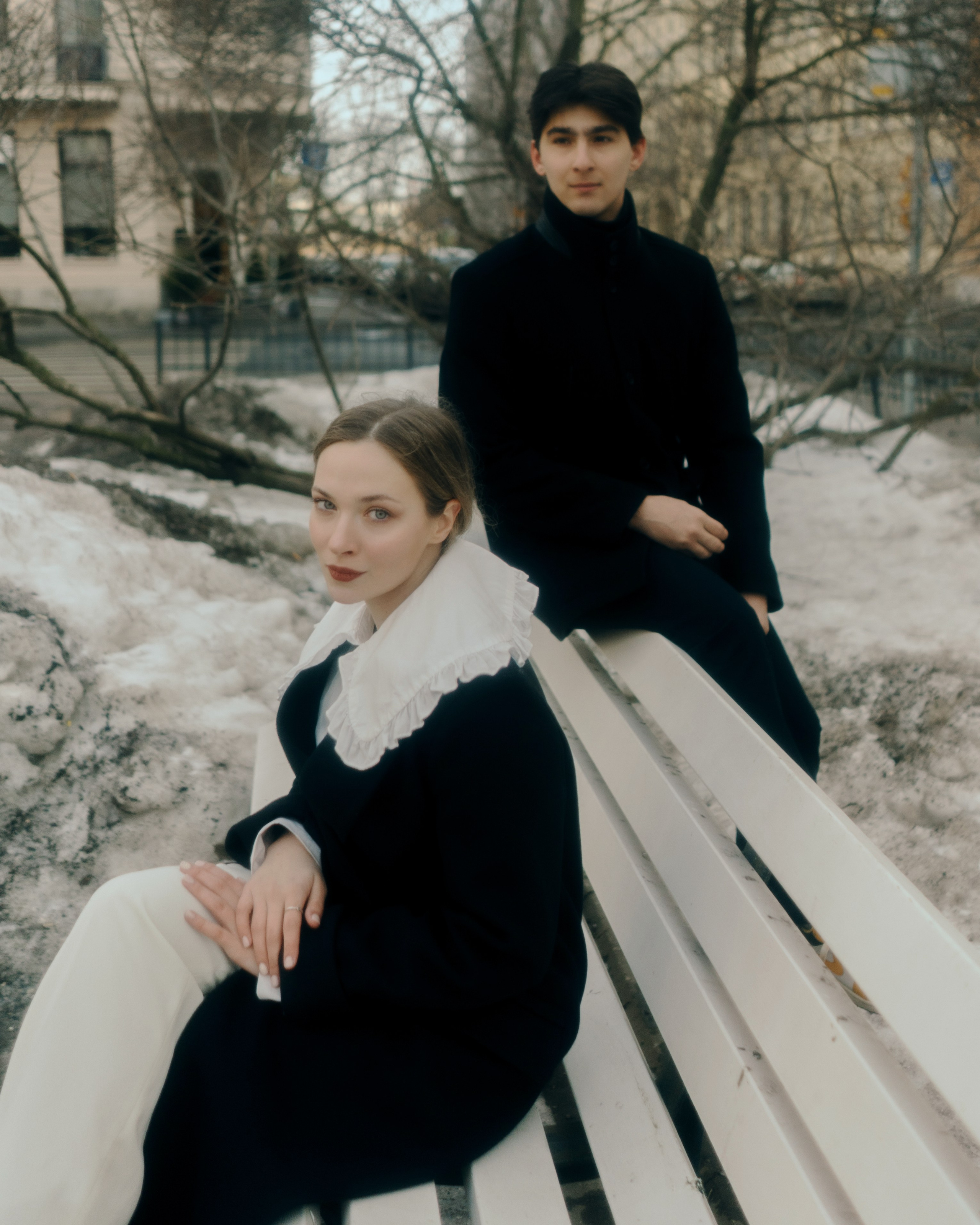 Авторская фотосессия пары на скамье в Санкт-Петербурге, стильный лавстори портрет с мягким светом и ощущением личной истории