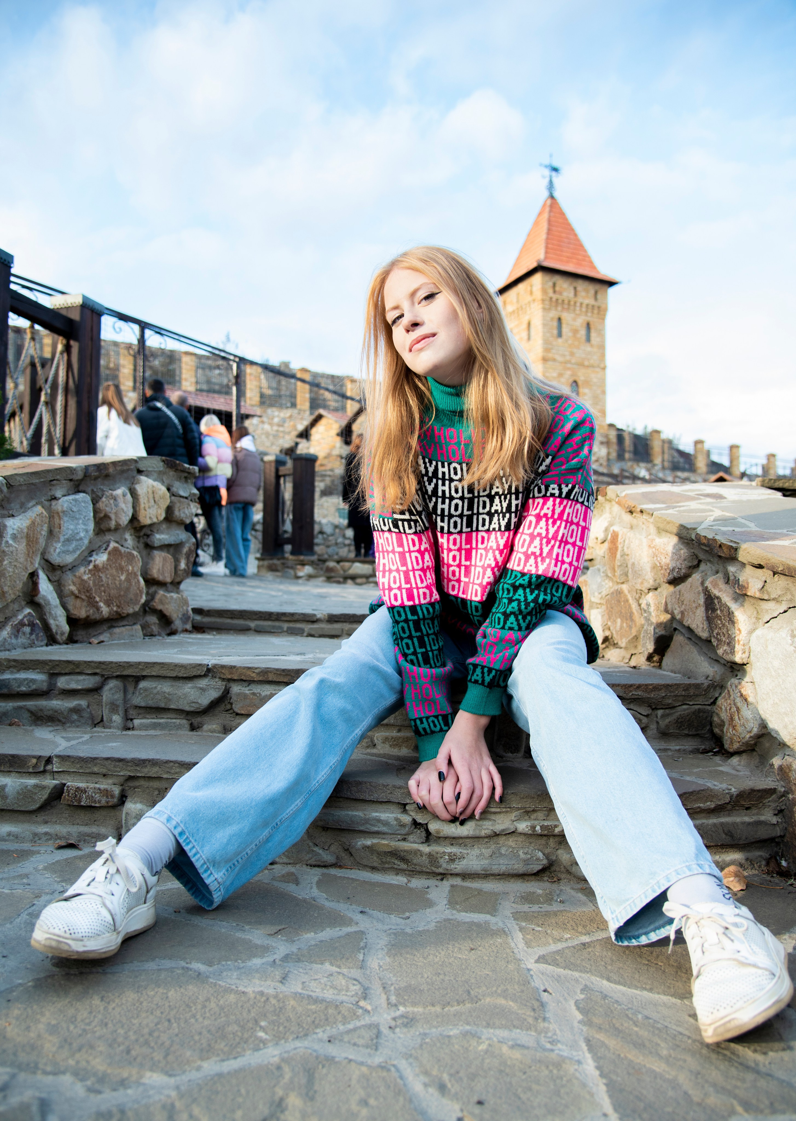 молодая девушка студентка. блондинка. длинные волосы. розово-зелёный свитер. парк Лога . осень широкий угол 