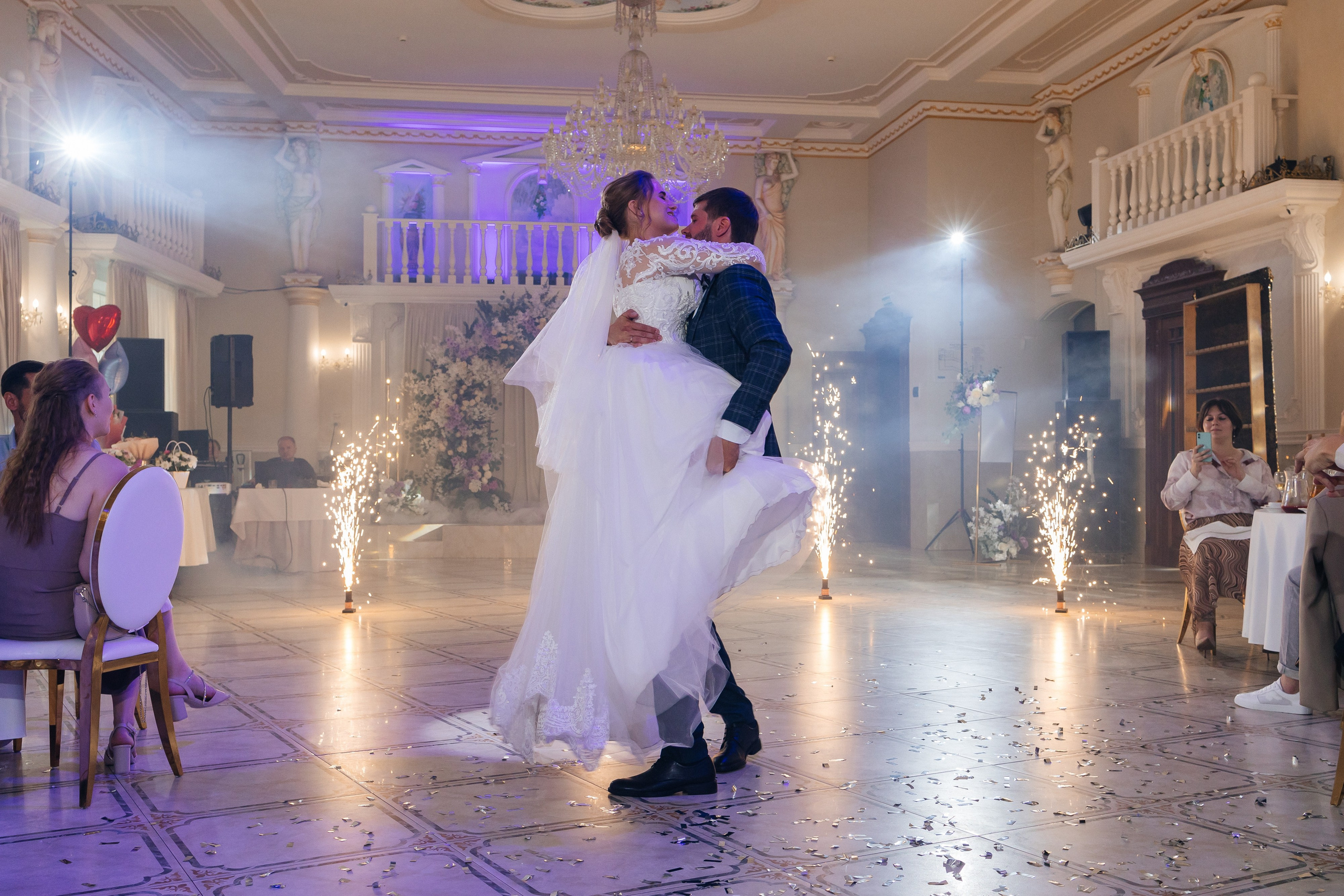 Трогательная выездная церемония в уютном ресторане. Олег Сверчков | Свадебный фотограф Вологда