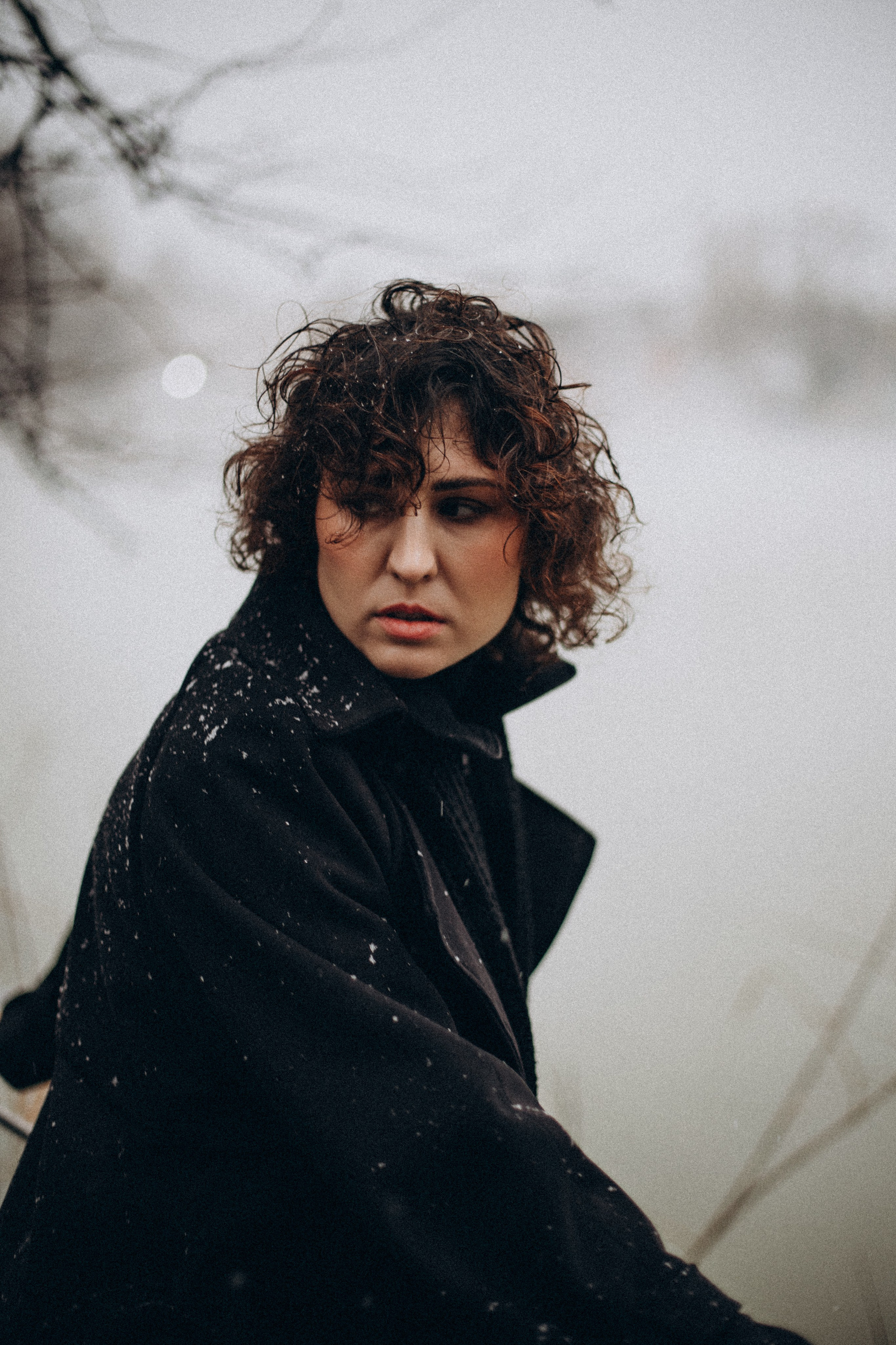 Женская фотосессия: индивидуальные, стильные, чувственные снимки. Подчеркну вашу красоту и уникальность. Студийная съёмка, естественный свет, портреты, женственность, эмоции. Фотограф в Краснодаре, помощь с позированием.