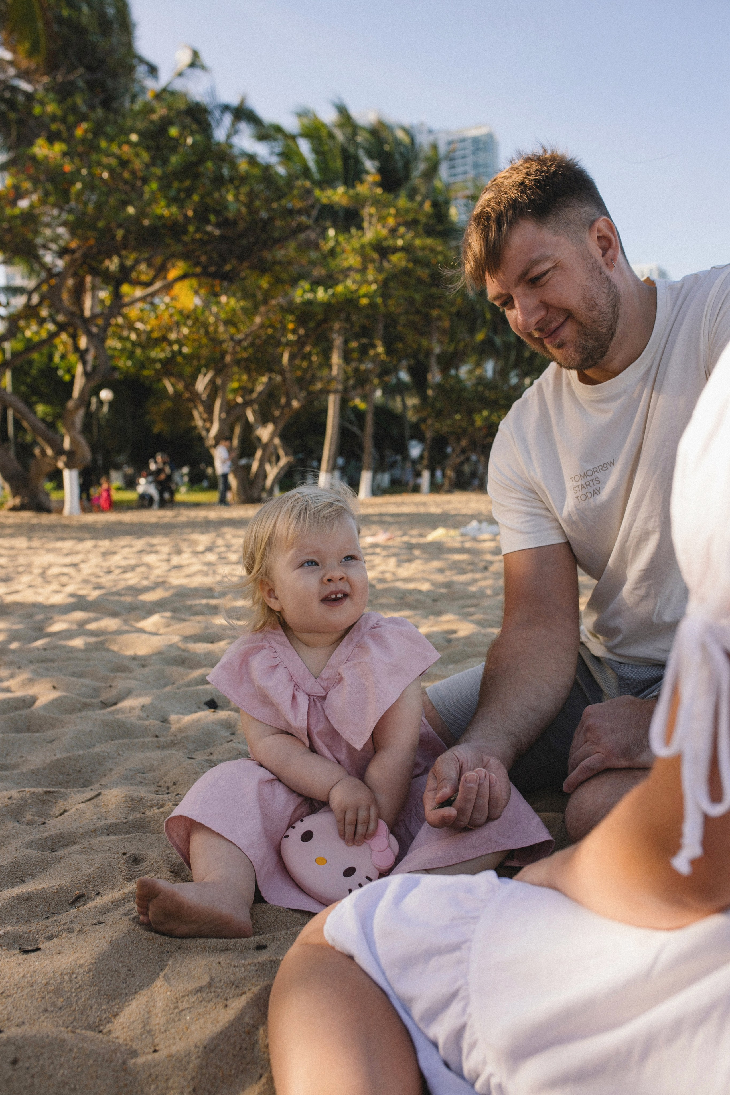 Вика и Влад с Соней на пляже. Главная