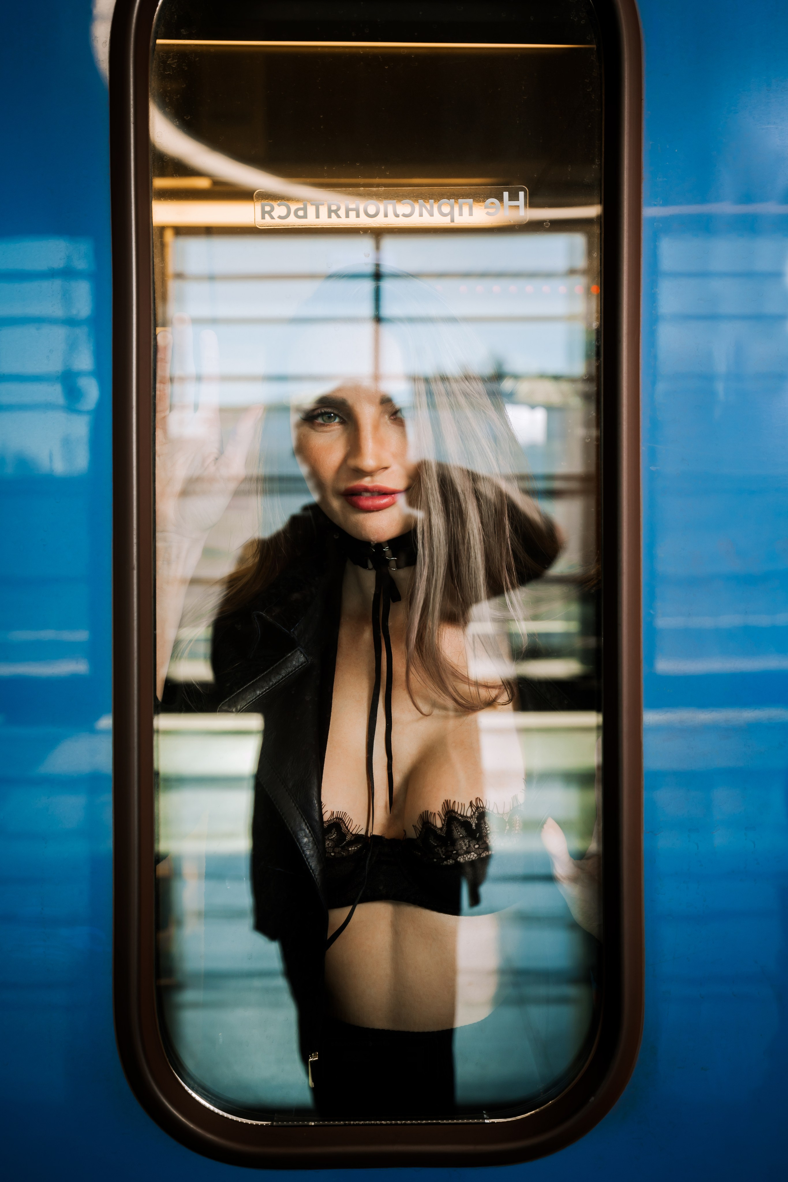 В метро. Photomantis