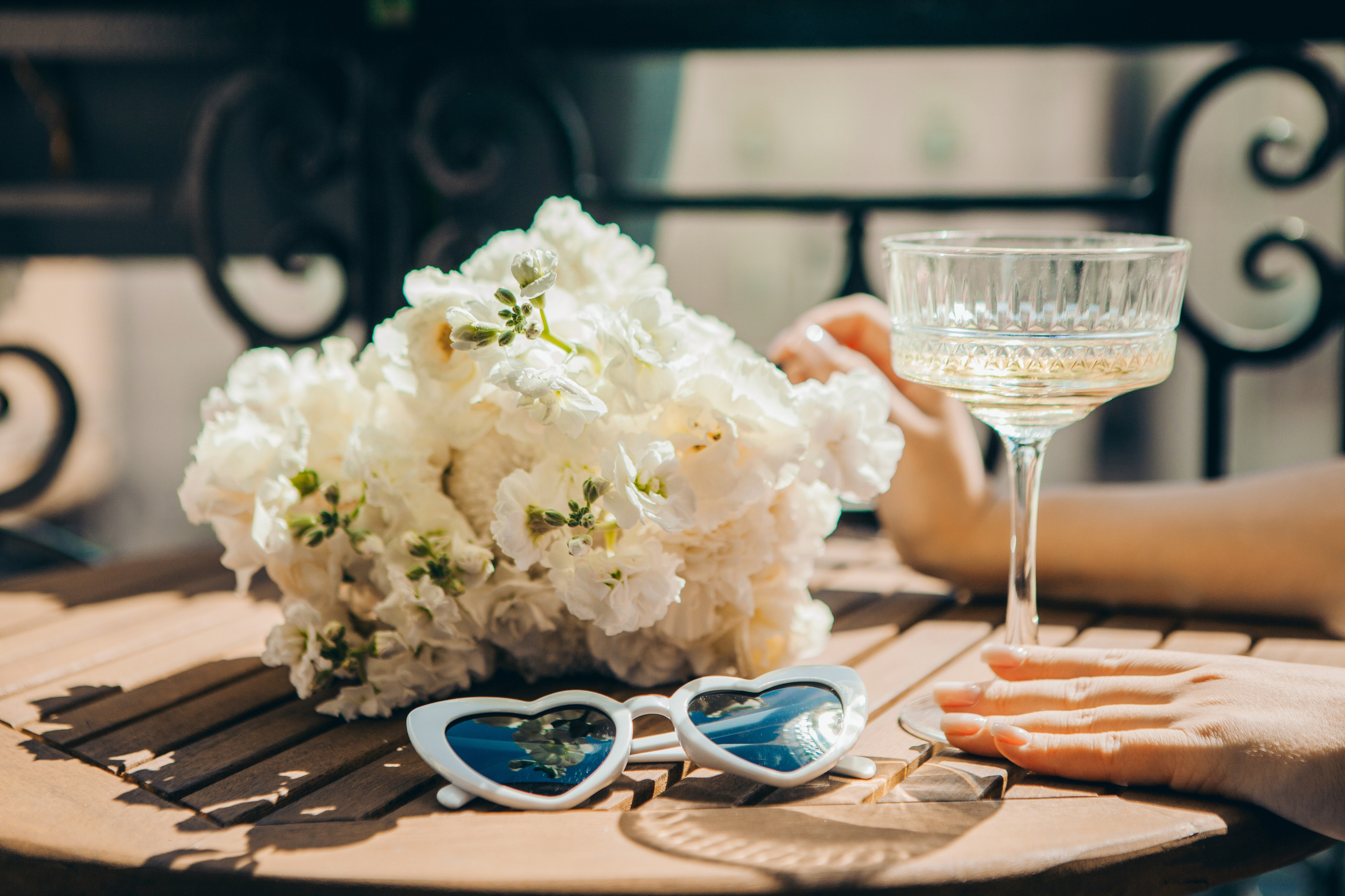 букет, очки и бокал шампанского невесты лежит на столе