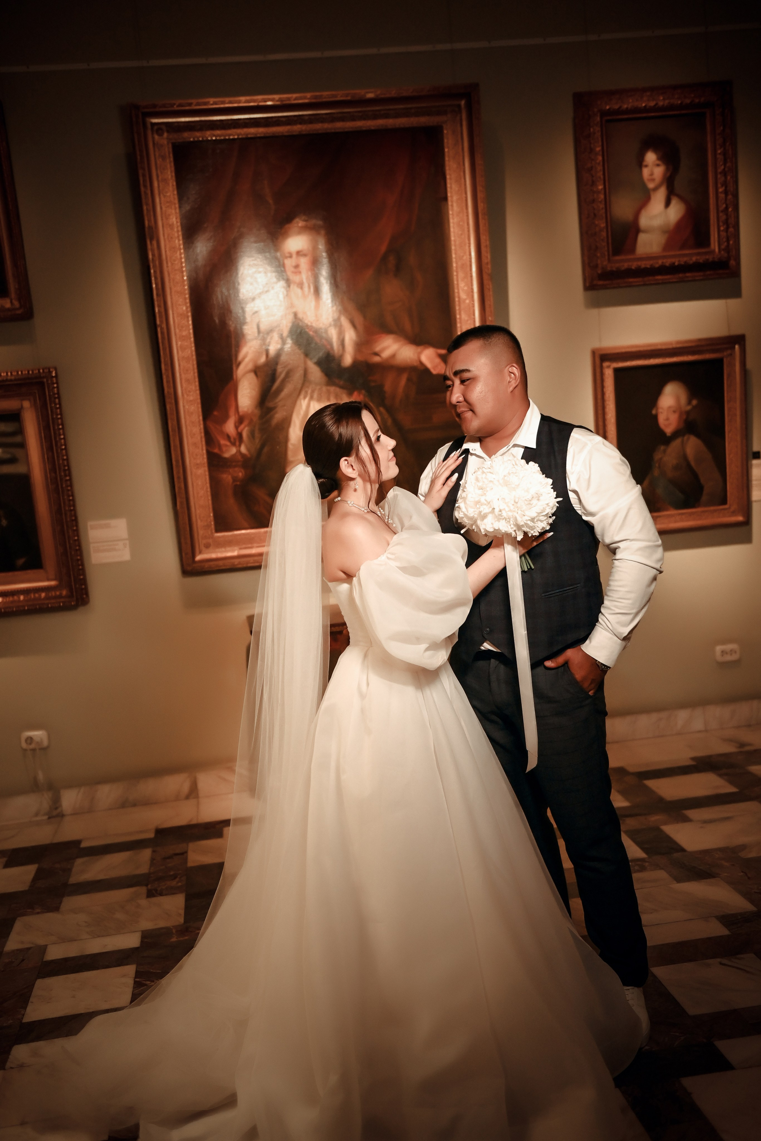 Небольшая свадебная серия в музее и прогулкой под дождем Эльмиры и Ризата. Свадебный, семейный, детский, контент фотограф в Омске Максим Ильин