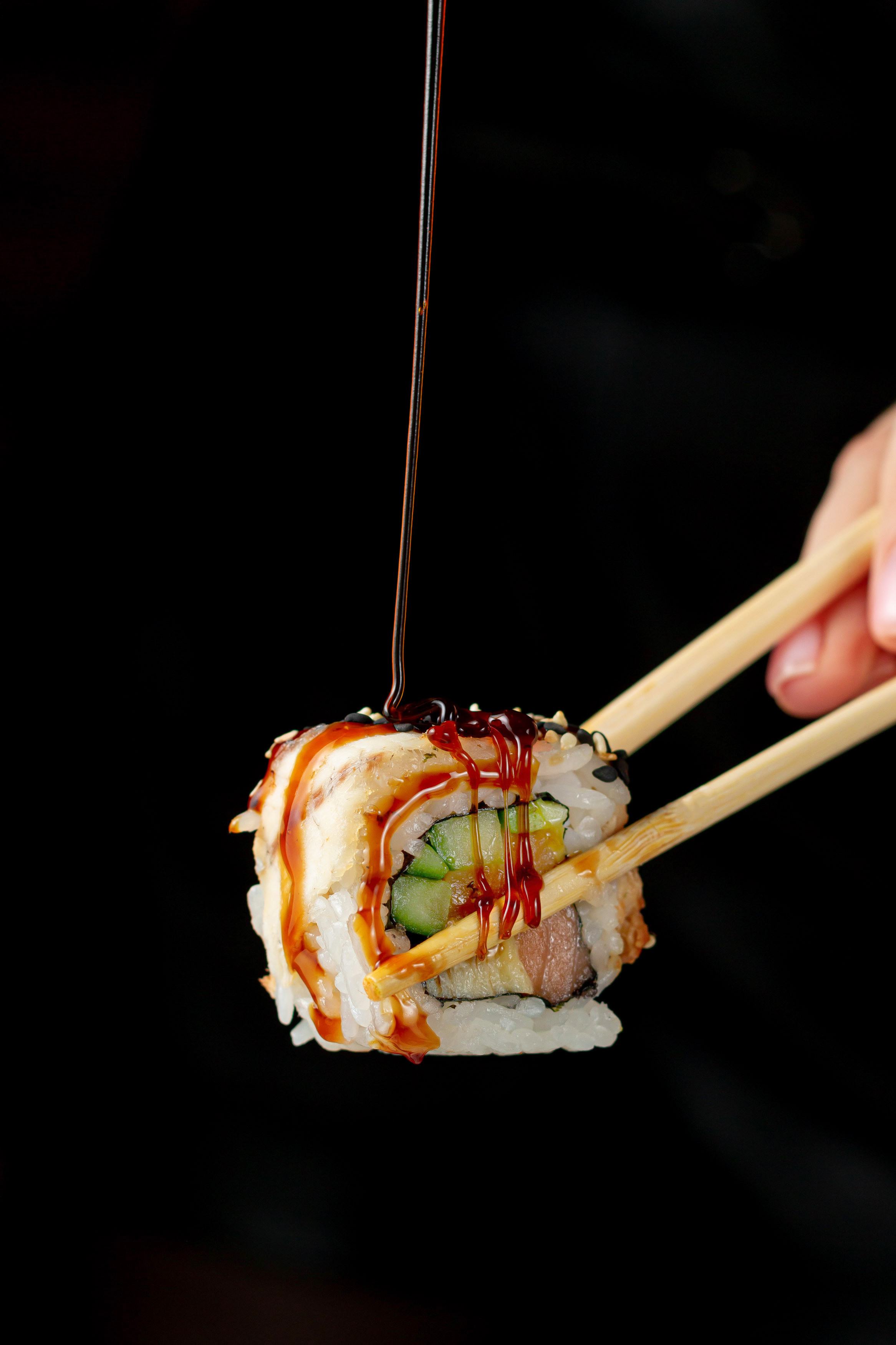 роллы саратов, суши саратов, суши роллы, роллы держатся бамбуковыми палочками и поливаются соевым соусом