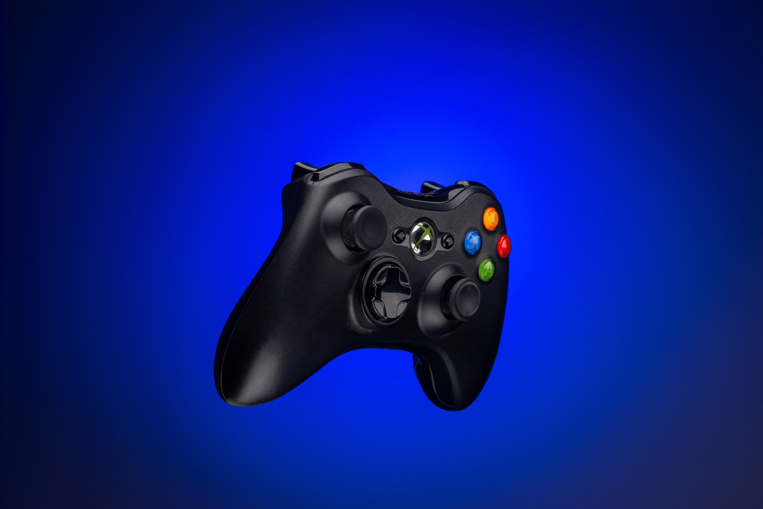 джойстик xbox на темно синем градиенте фона, предметное фото