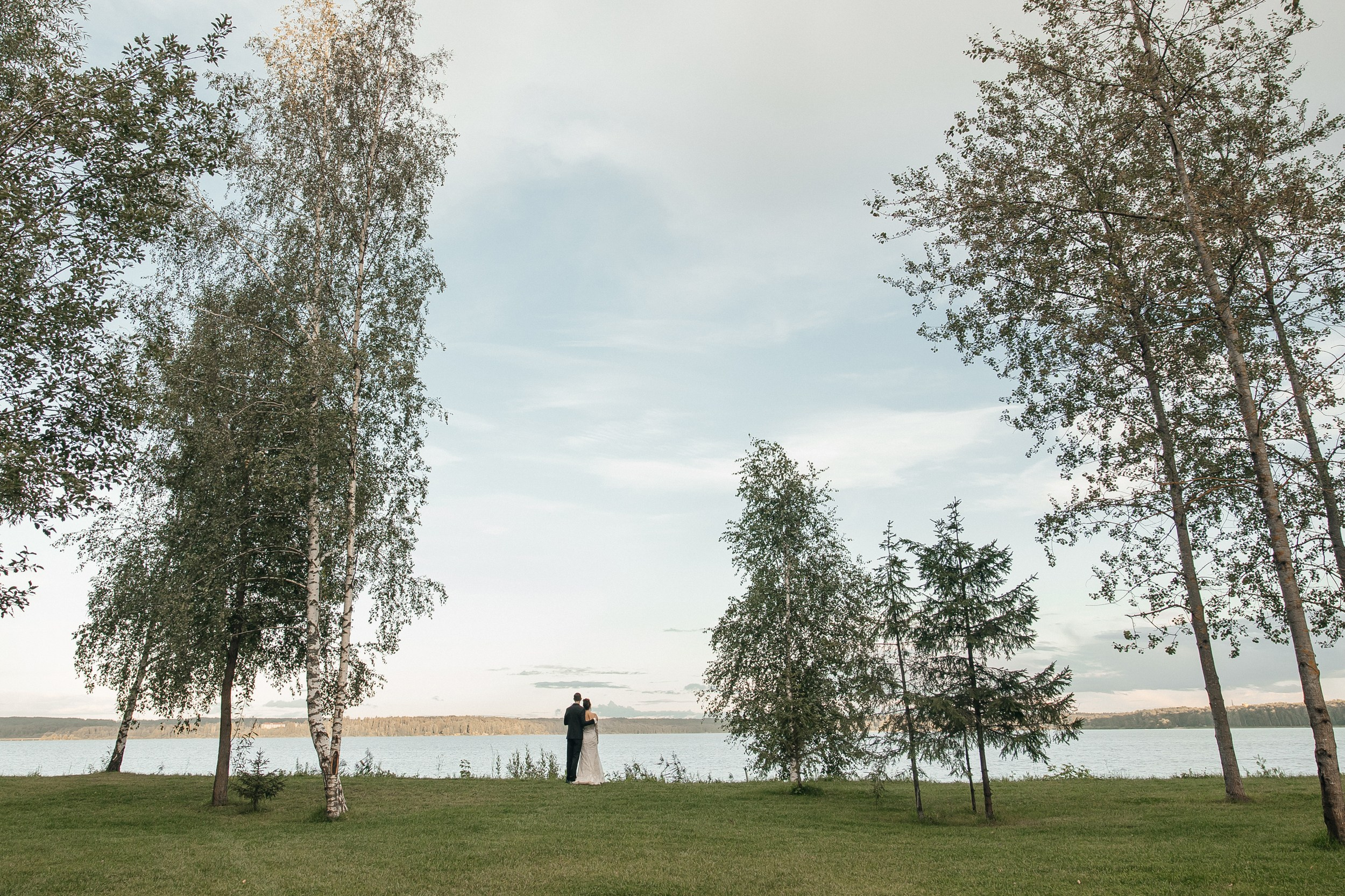 Свадебная прогулка на территории площадки THE SUN LAKE VERANDA EVENT на озере Сенеж Солнечногорск